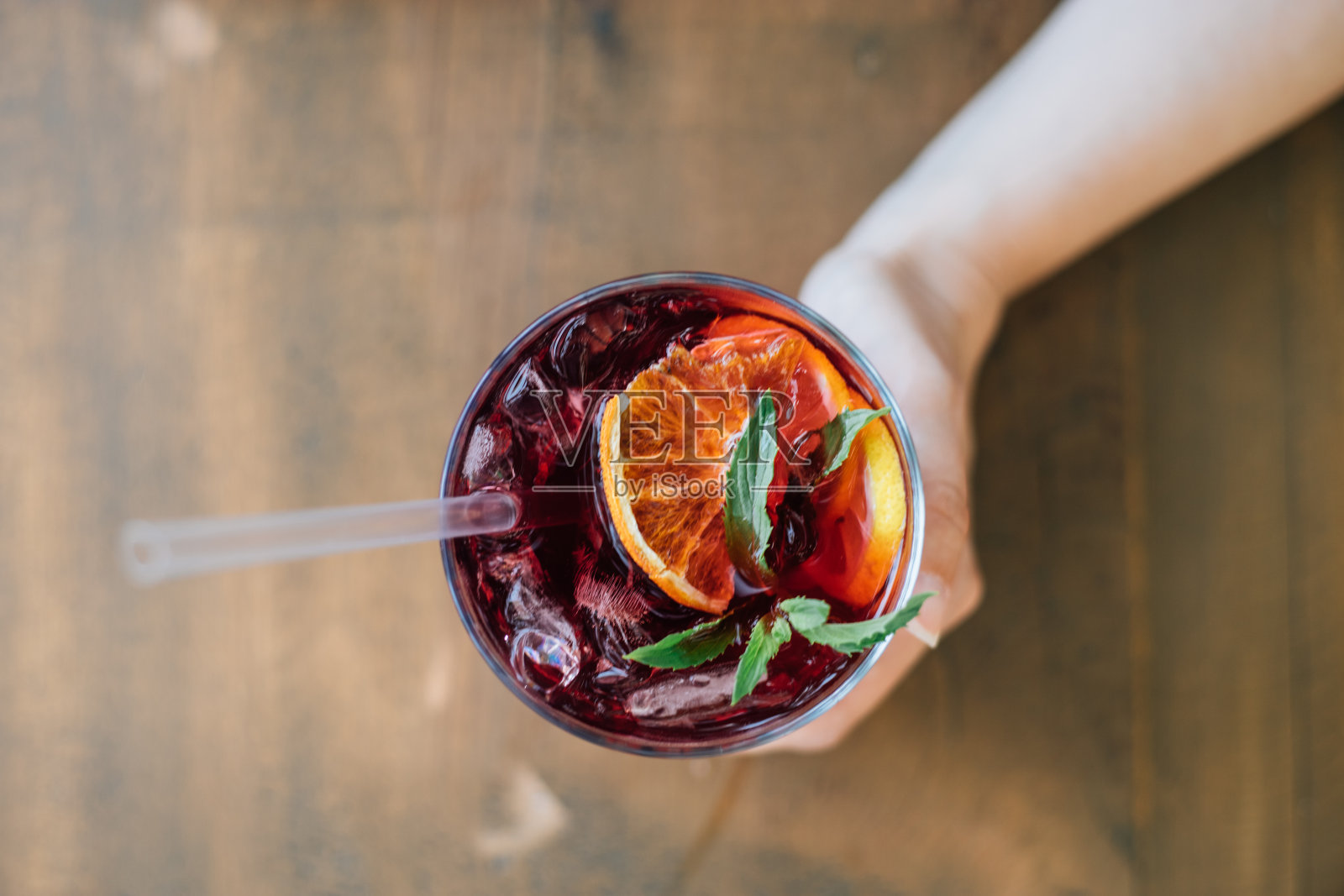 喝自制的芙蓉冰茶,配上柠檬和新鲜的薄荷照片摄影图片