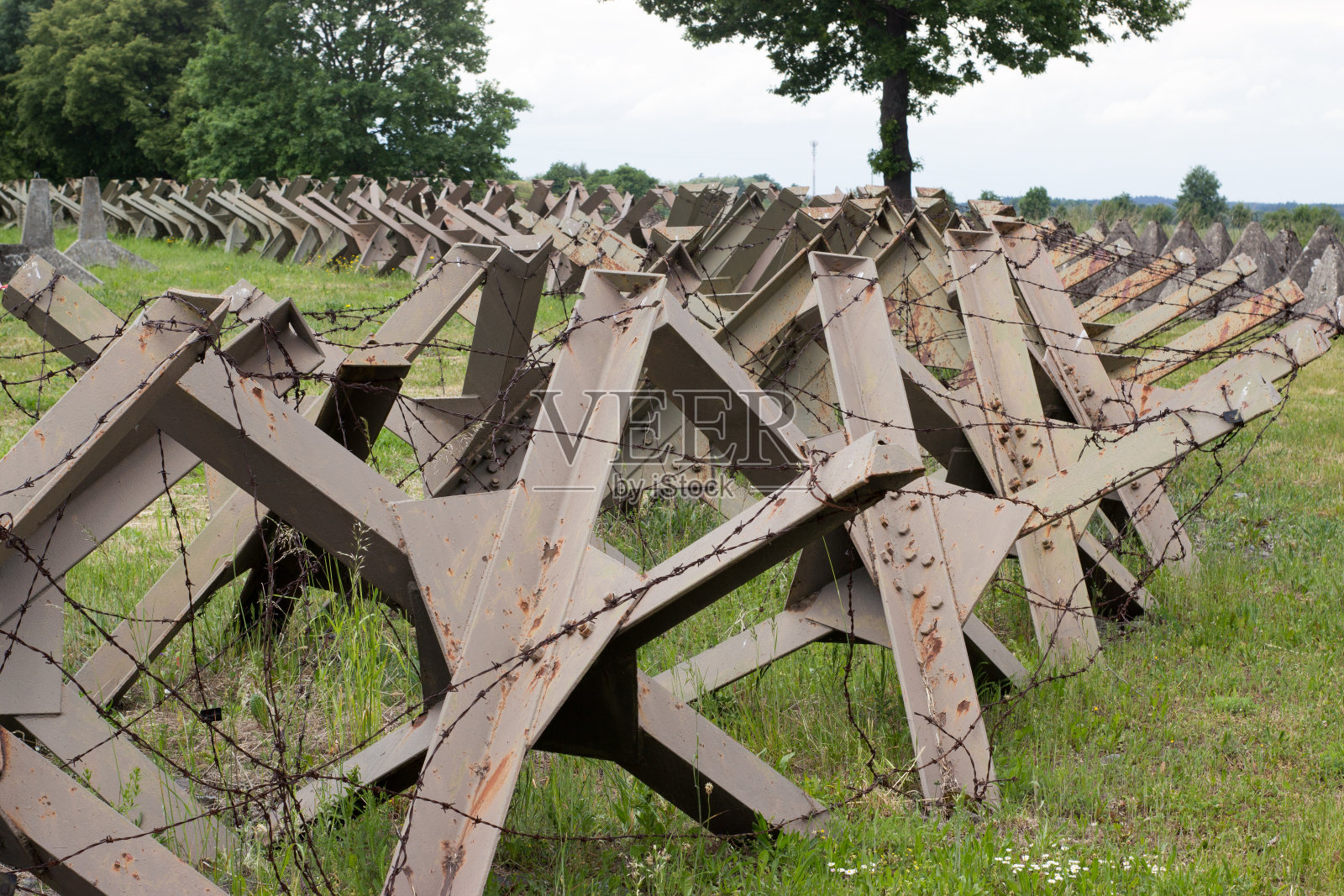 带有铁丝网的刺猬式反坦克屏障照片摄影图片