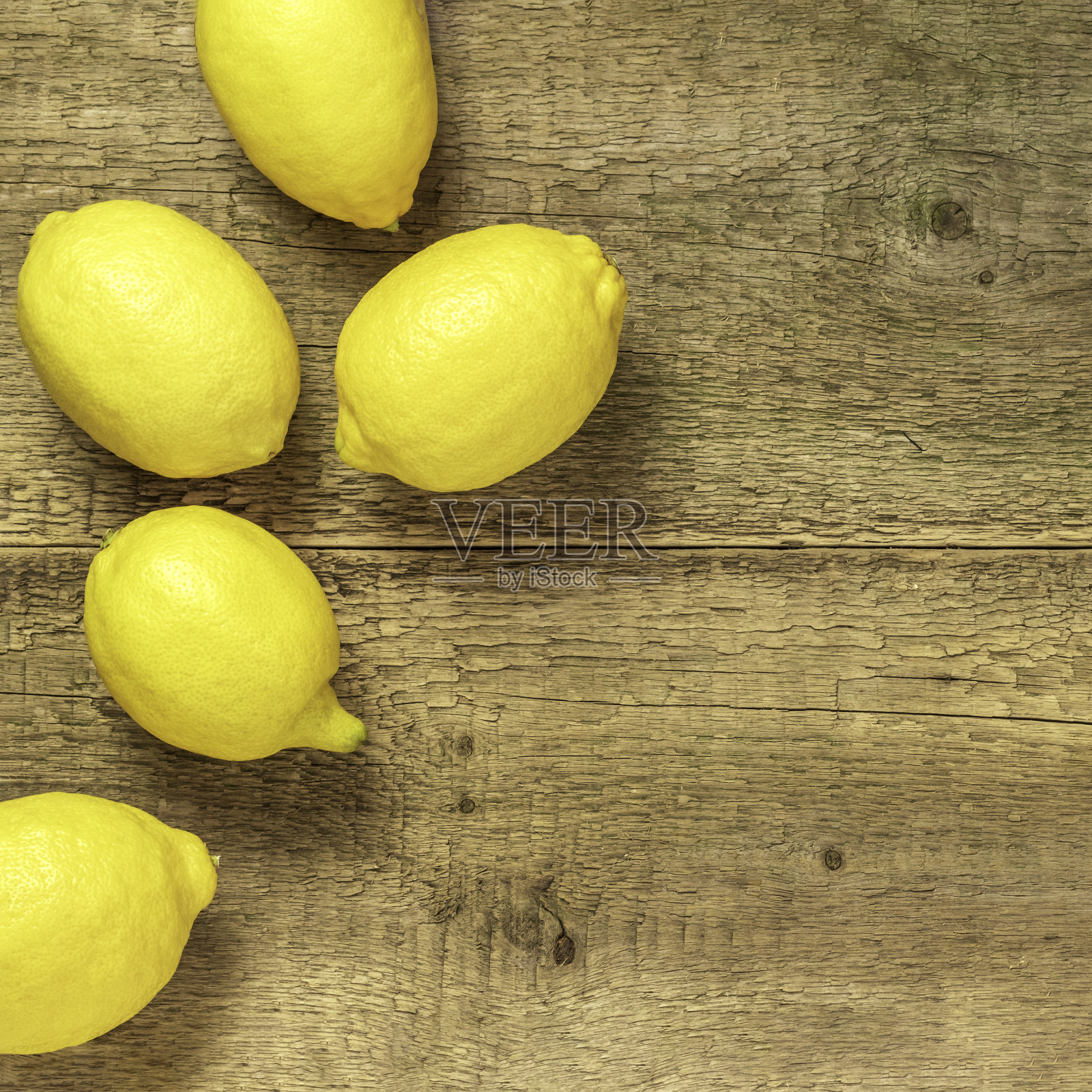 新鲜柠檬放在木桌上。复制文本空间。前视图。照片摄影图片