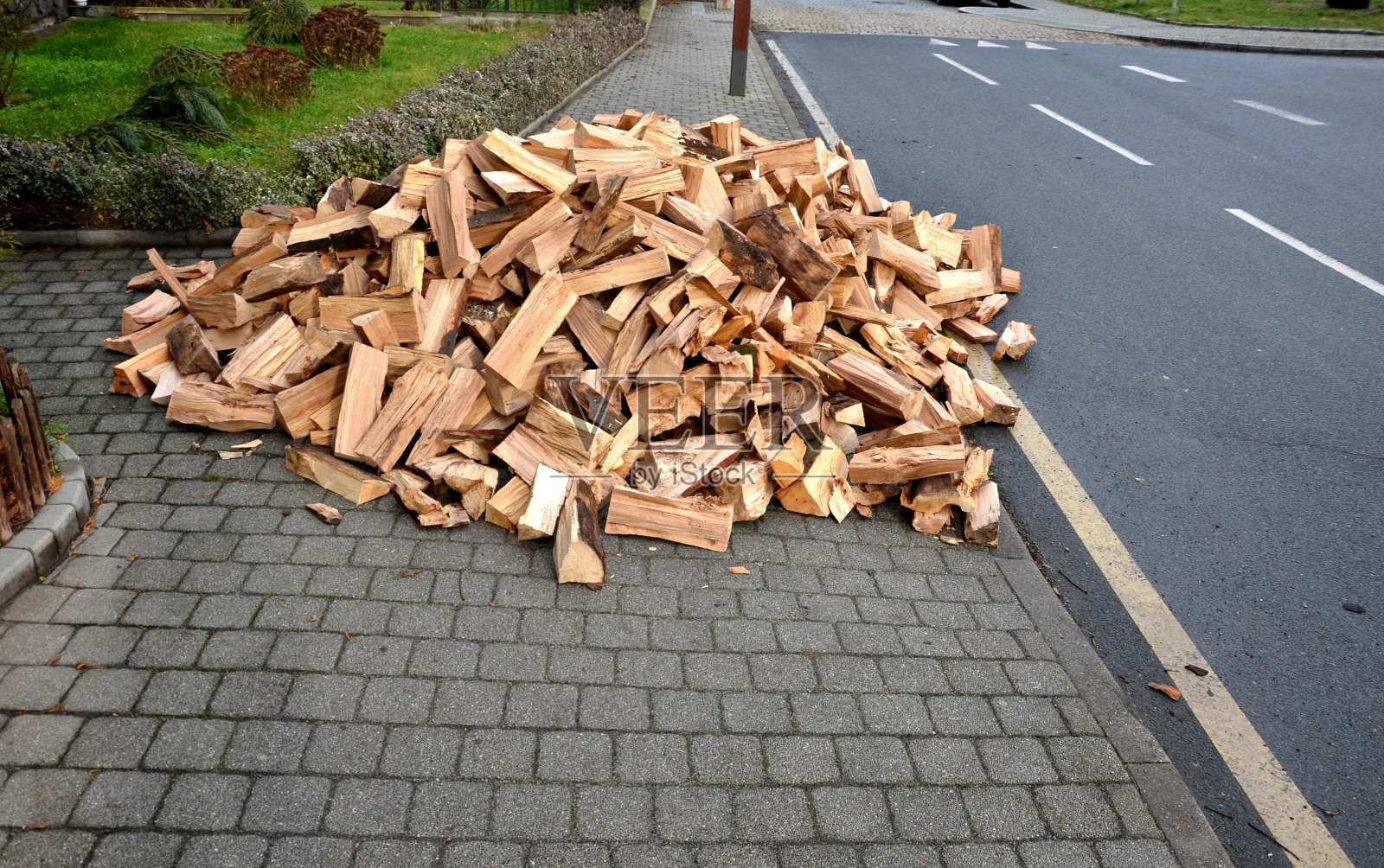 柴火:在人行道附近准备的一堆木头,用作壁炉的燃料或在停电的关键时期用于取暖停电节省了劈柴,甚至是披萨烤箱,路边,房子,家里照片摄影图片