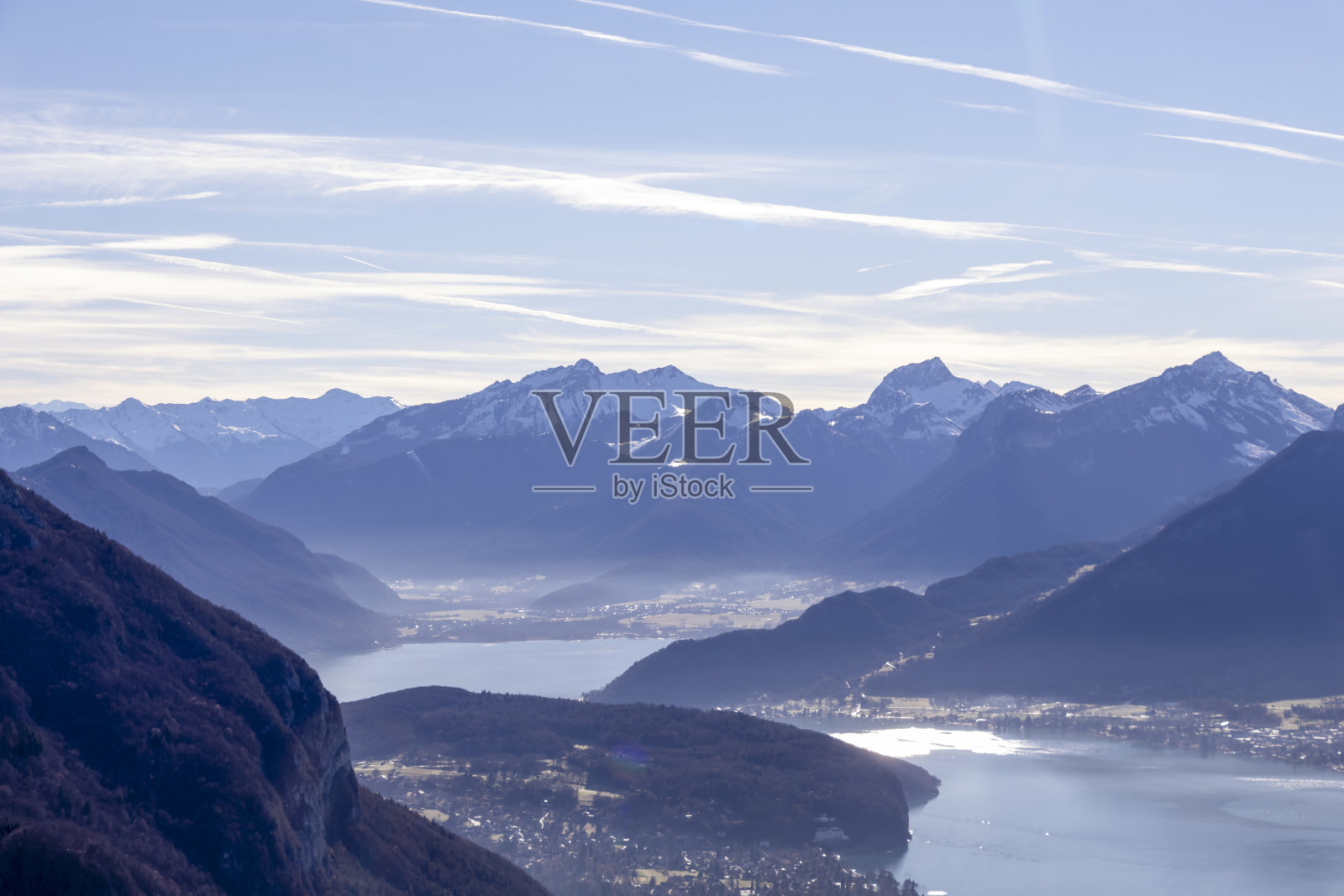 徒步游览威利斯山和巴伦山,欣赏壮观的山脉全景和法国安纳西的安纳西湖照片摄影图片