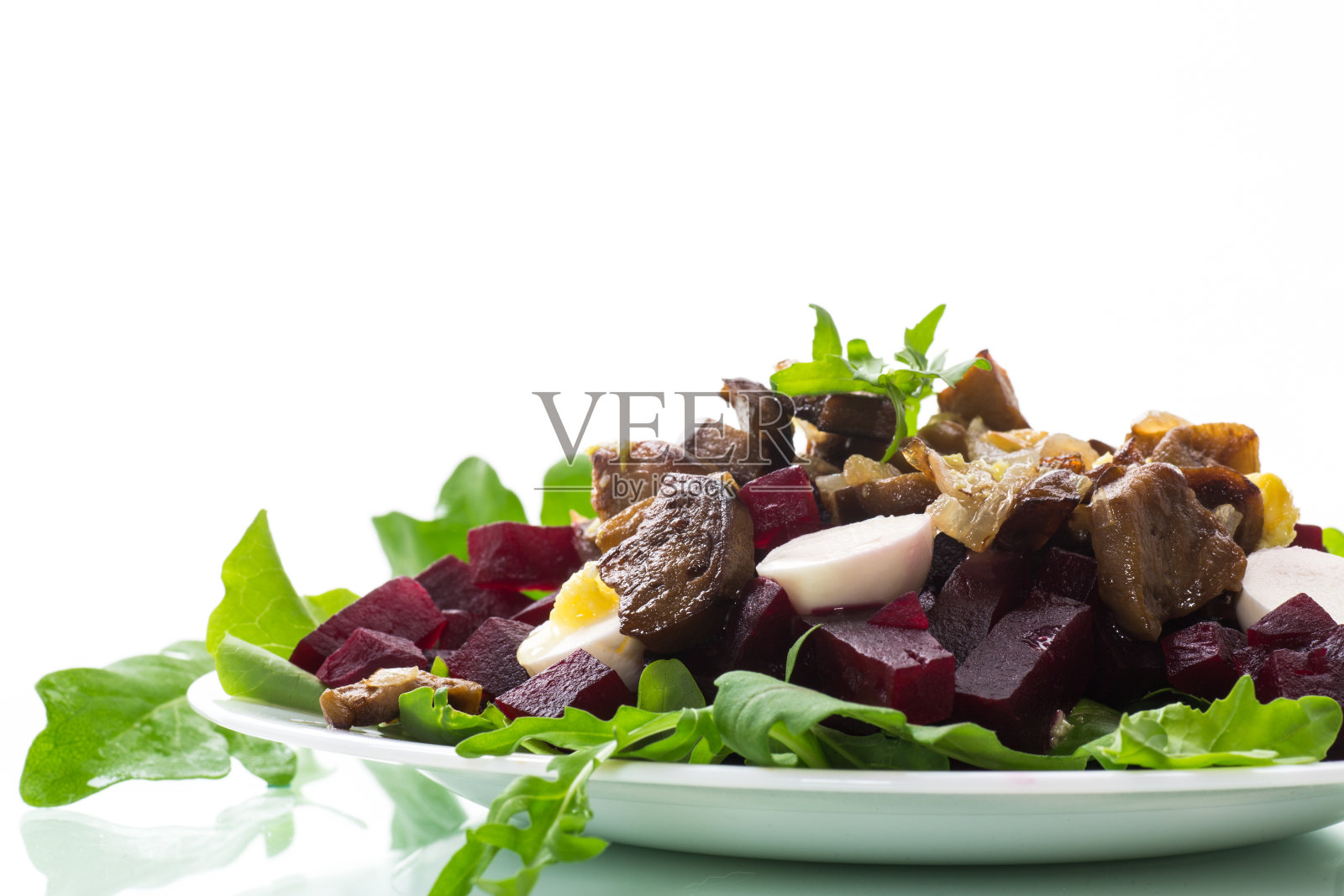 沙拉配煮甜菜,煎茄子,香草和芝麻菜照片摄影图片