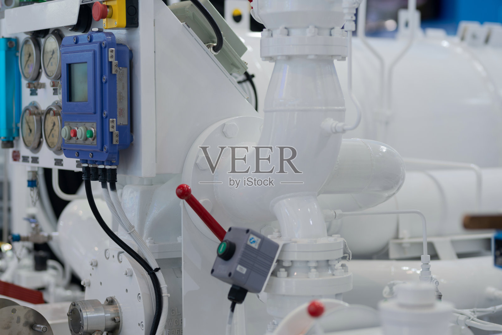 特写镜头的压缩机和管道与控制装置在一个现代化的工厂照片摄影图片