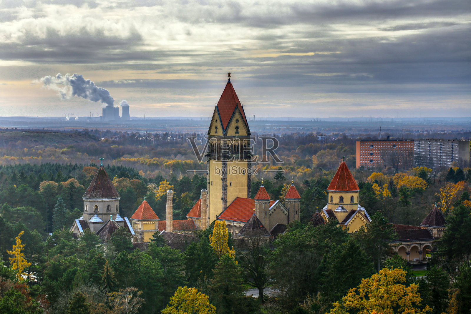 莱比锡南部公墓的教堂和火葬场,背景是一座发电厂照片摄影图片