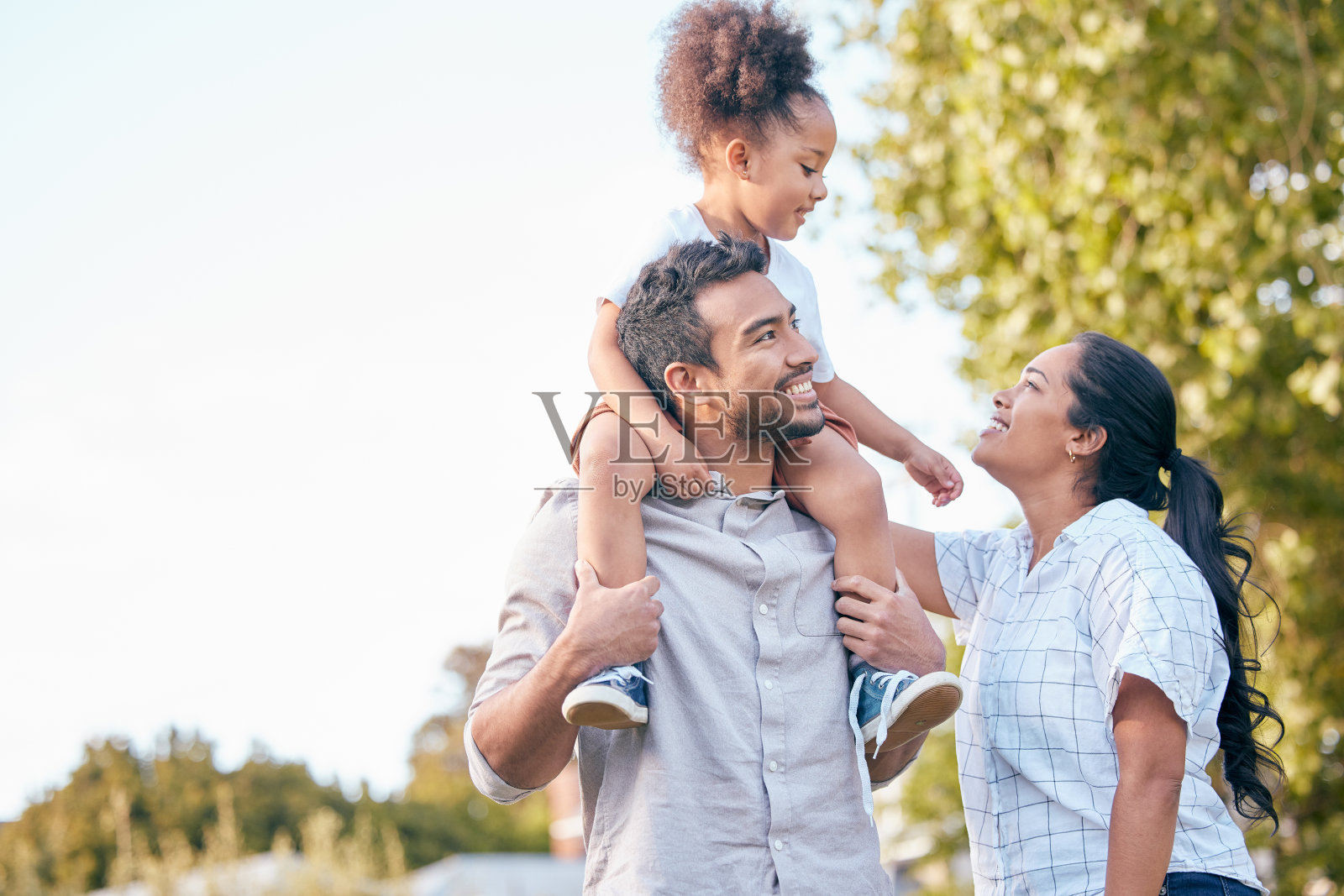 年轻夫妇和他们可爱的女儿在户外共度时光照片摄影图片