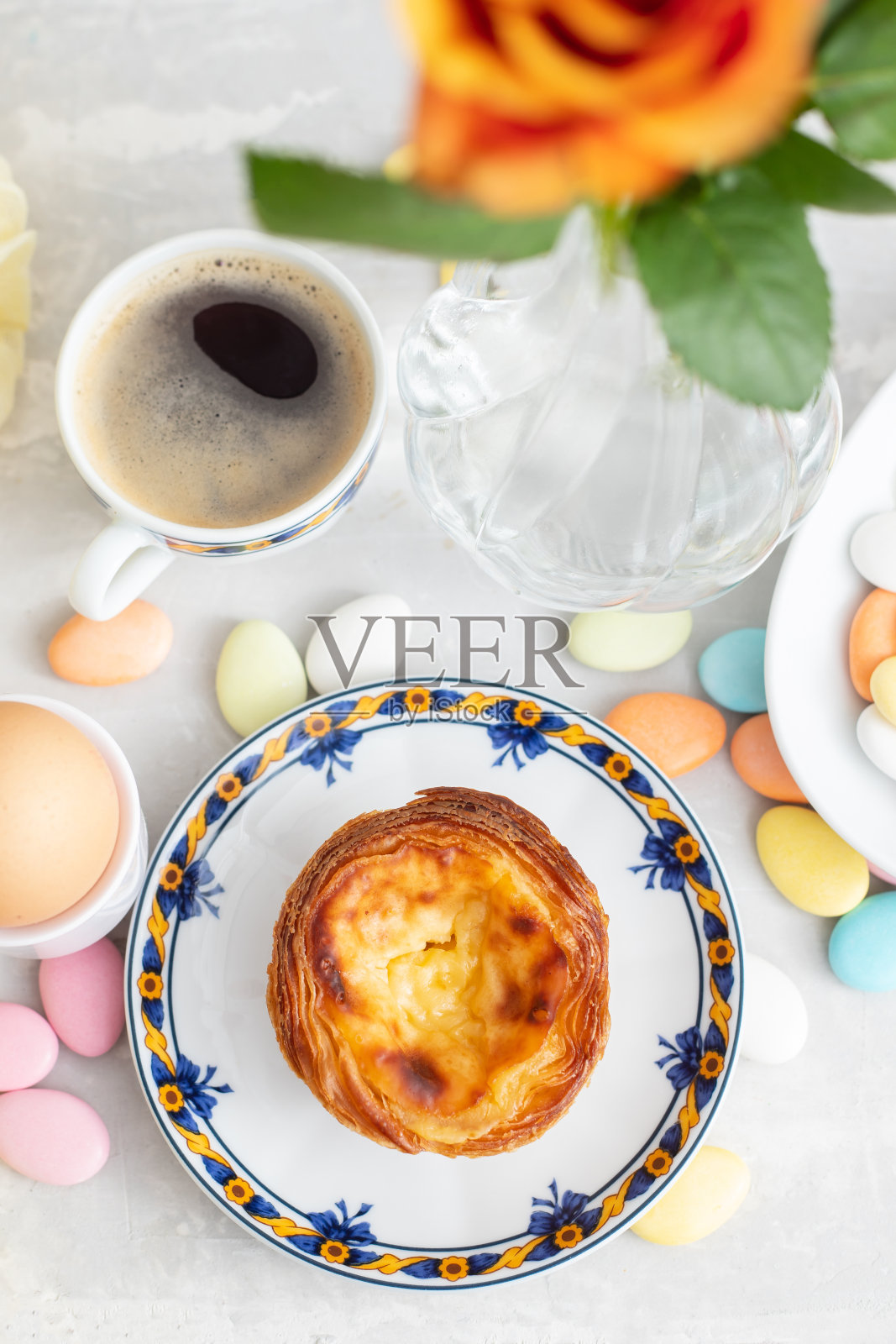 典型的葡萄牙甜点粉德纳塔和一杯咖啡照片摄影图片