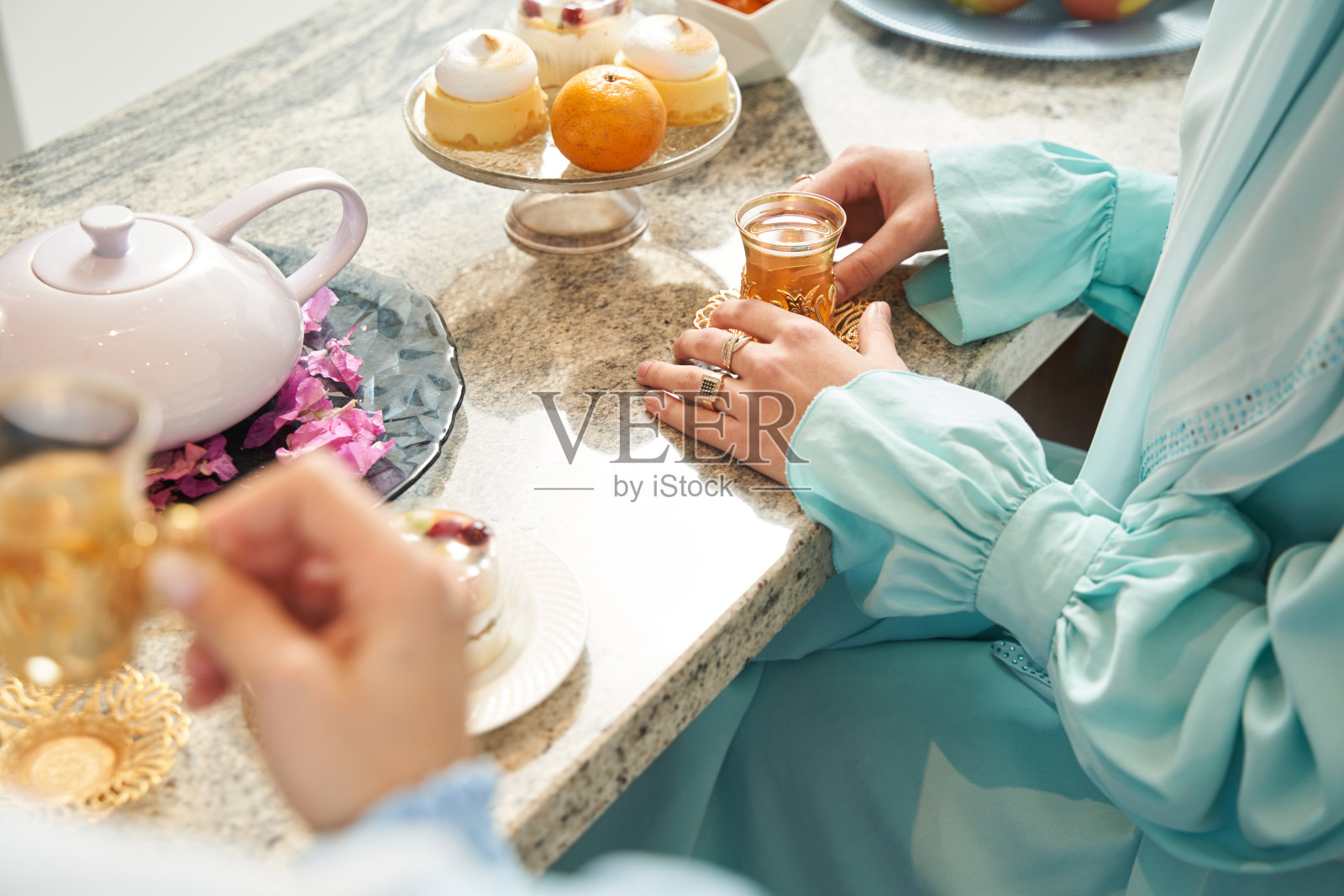 东方女性在家中进行茶道照片摄影图片