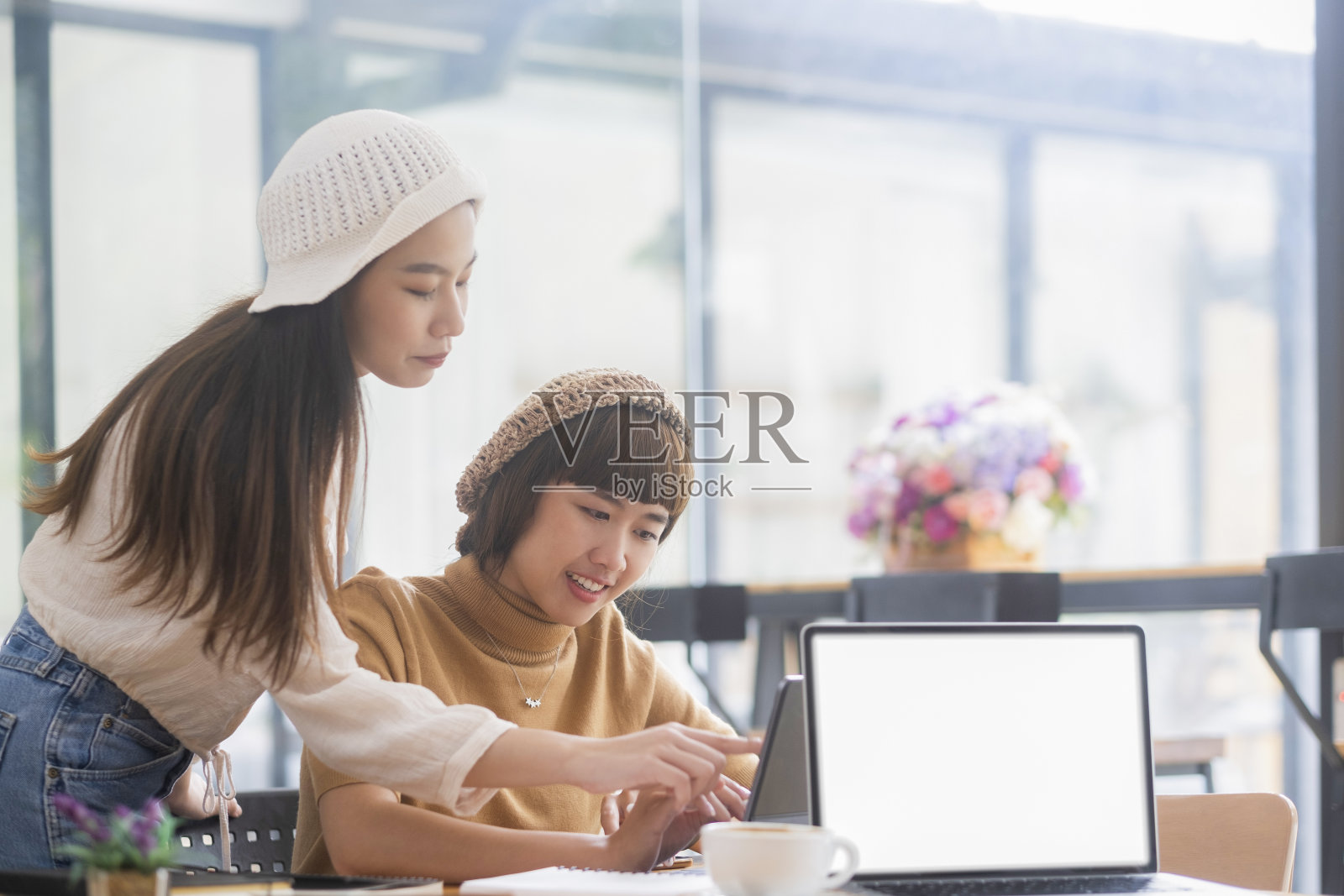 一群年轻女性在一起工作照片摄影图片