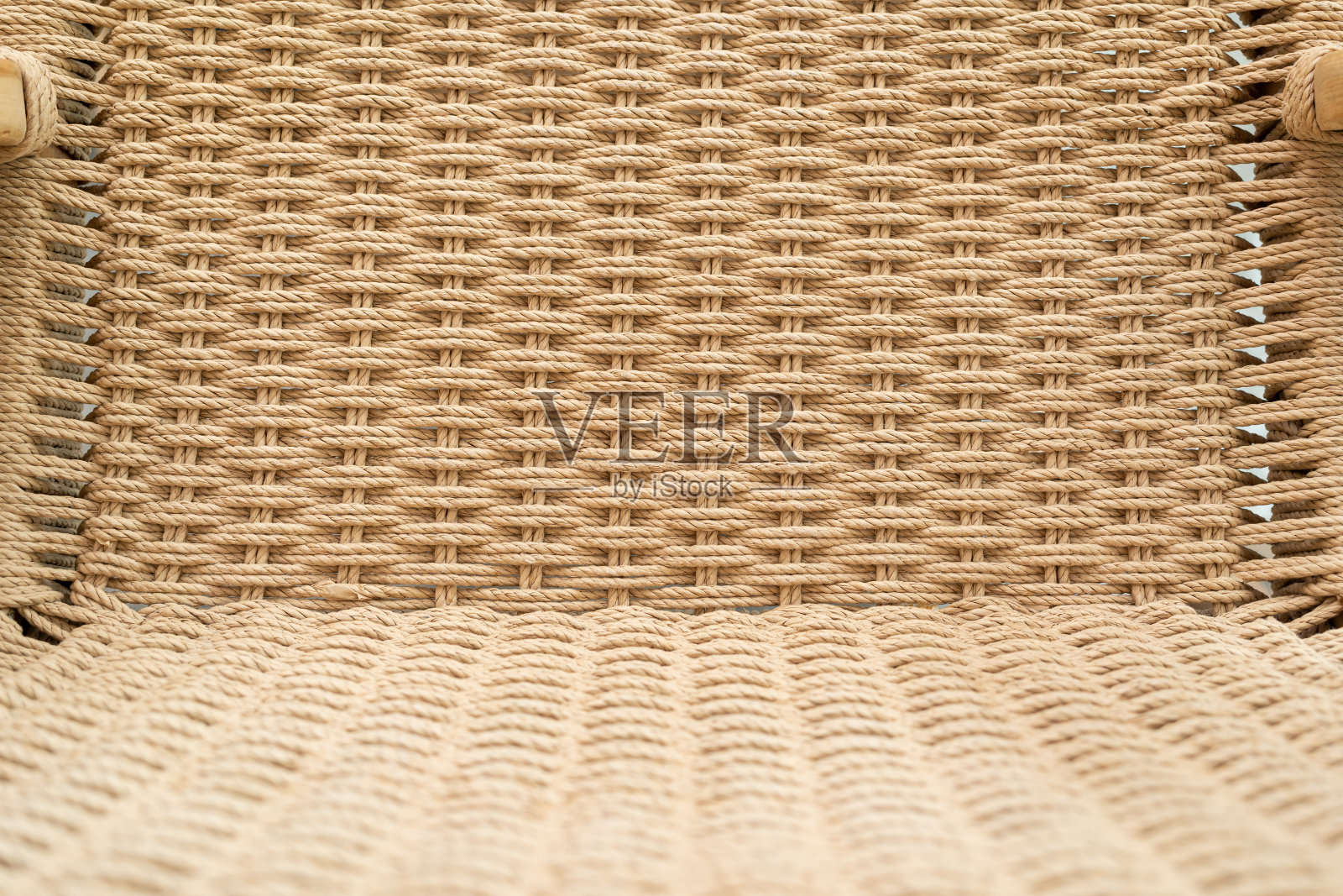 藤条木椅特写,美丽的橡木纹理表面,藤条图案。照片摄影图片