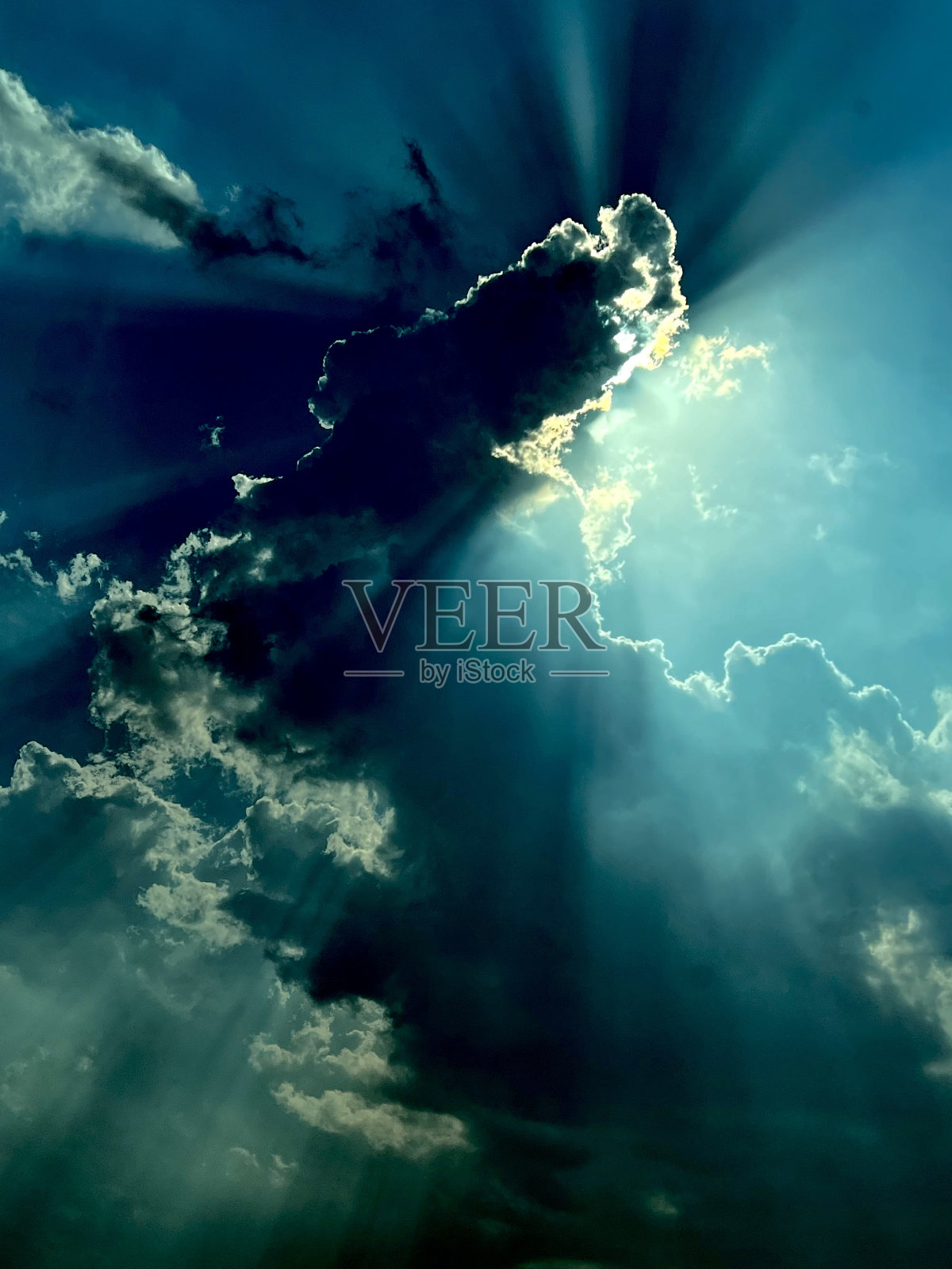 阳光明媚的天空照片摄影图片