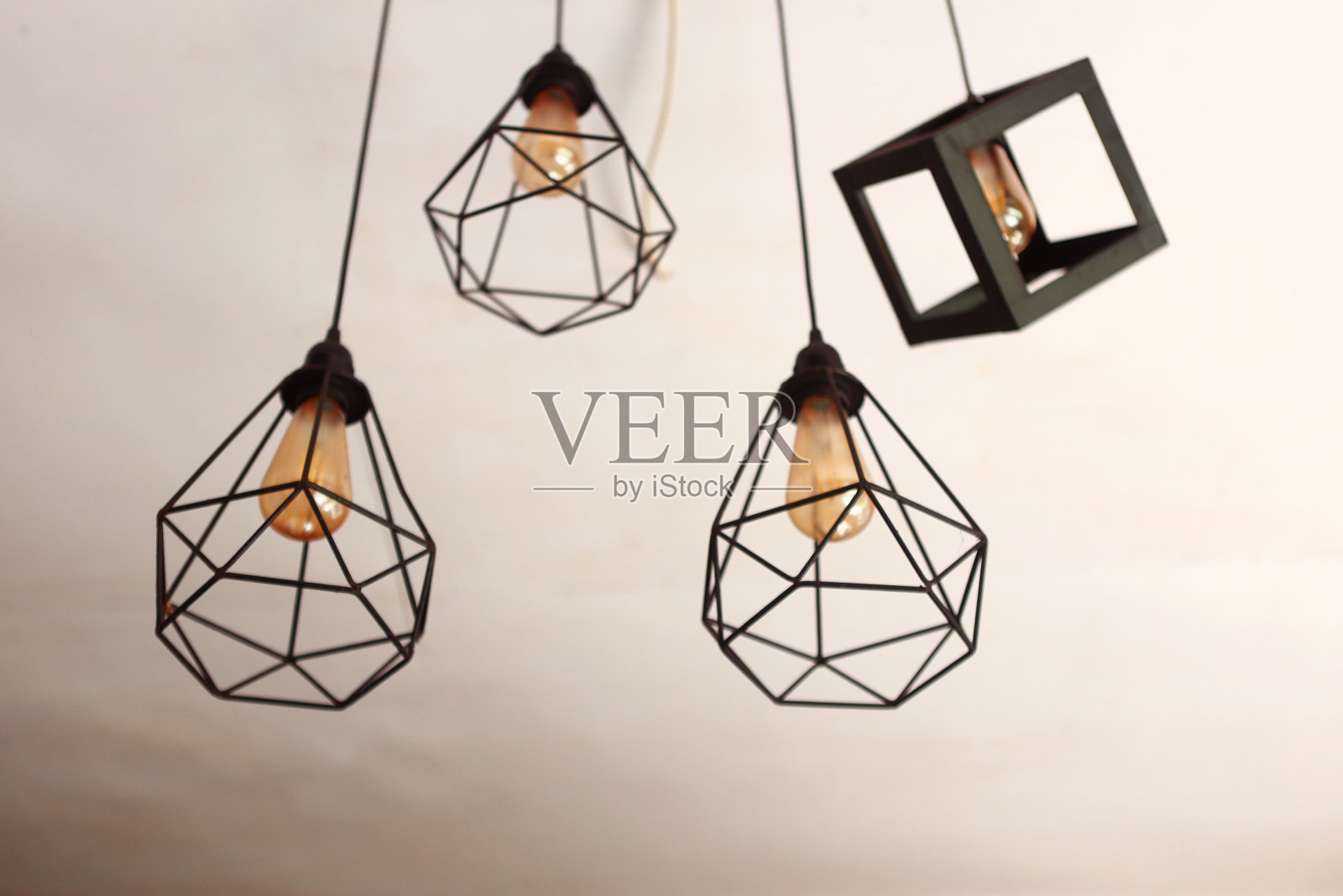 悬挂灯泡室内装饰在家里,咖啡馆,或城市风格设计照片摄影图片