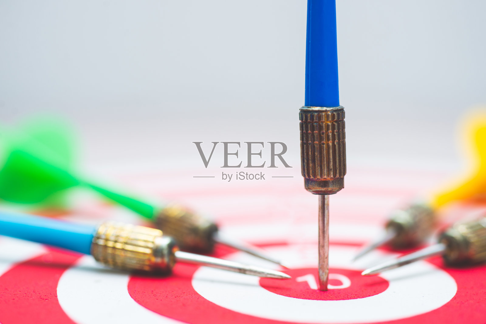 飞镖靶与箭:聚焦目标,策略管理,领导力照片摄影图片