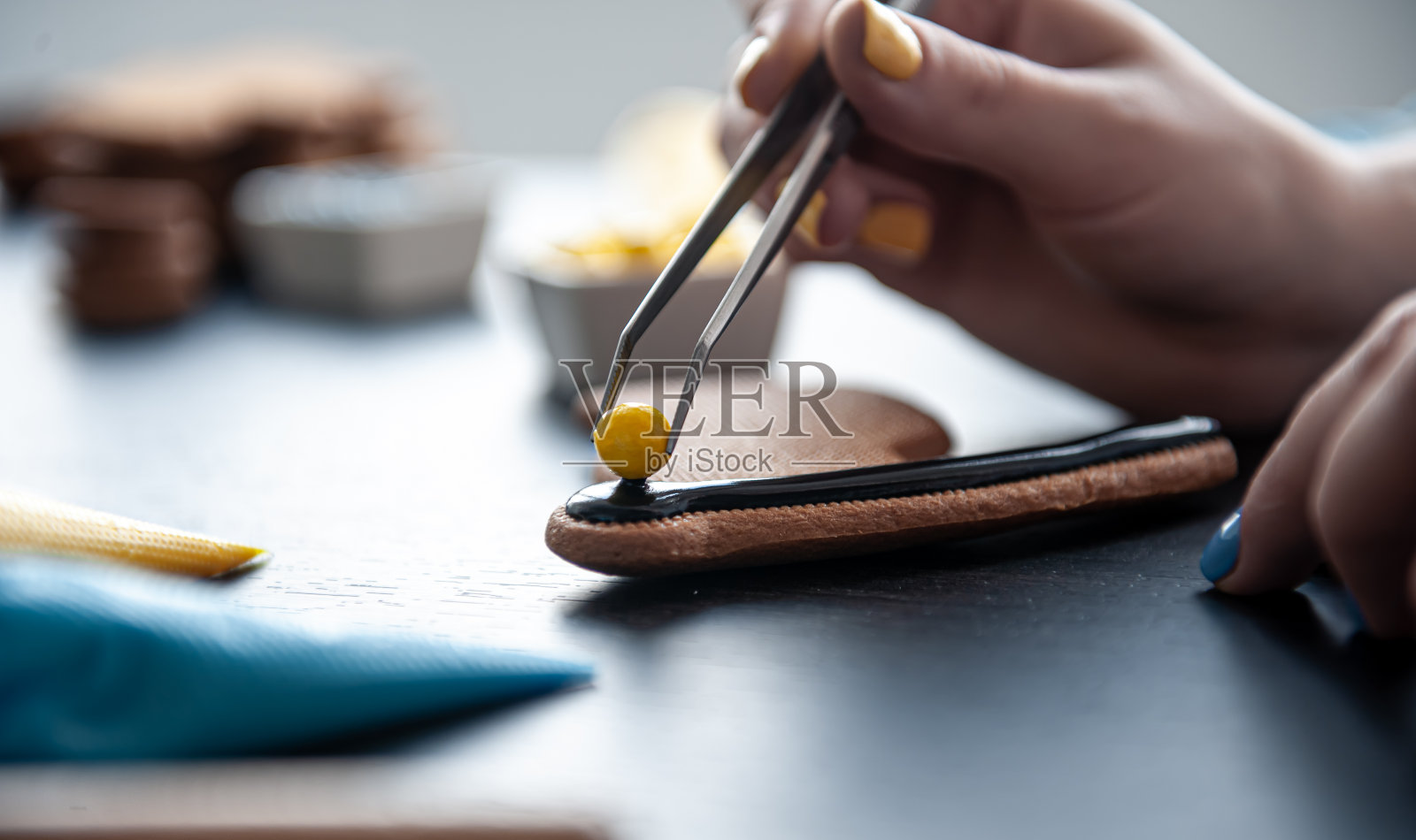 手工制作姜饼的过程,装饰和设计。照片摄影图片