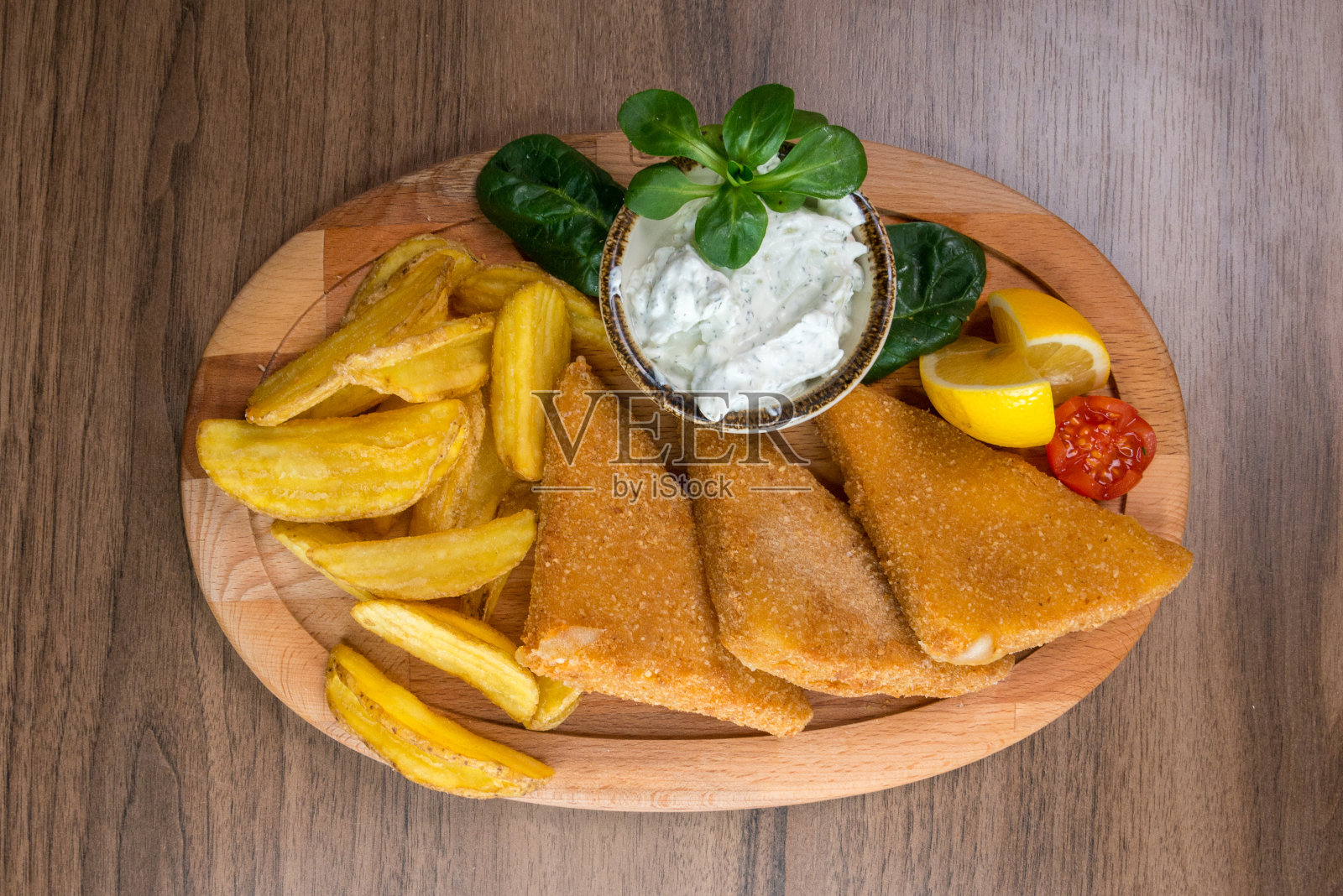 油炸奶酪和薯条放在木制底座上照片摄影图片