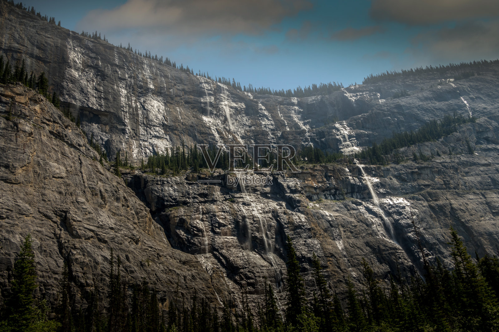 水从卷云山抽泣墙倾泻而下加拿大阿尔伯塔省班夫国家公园照片摄影图片