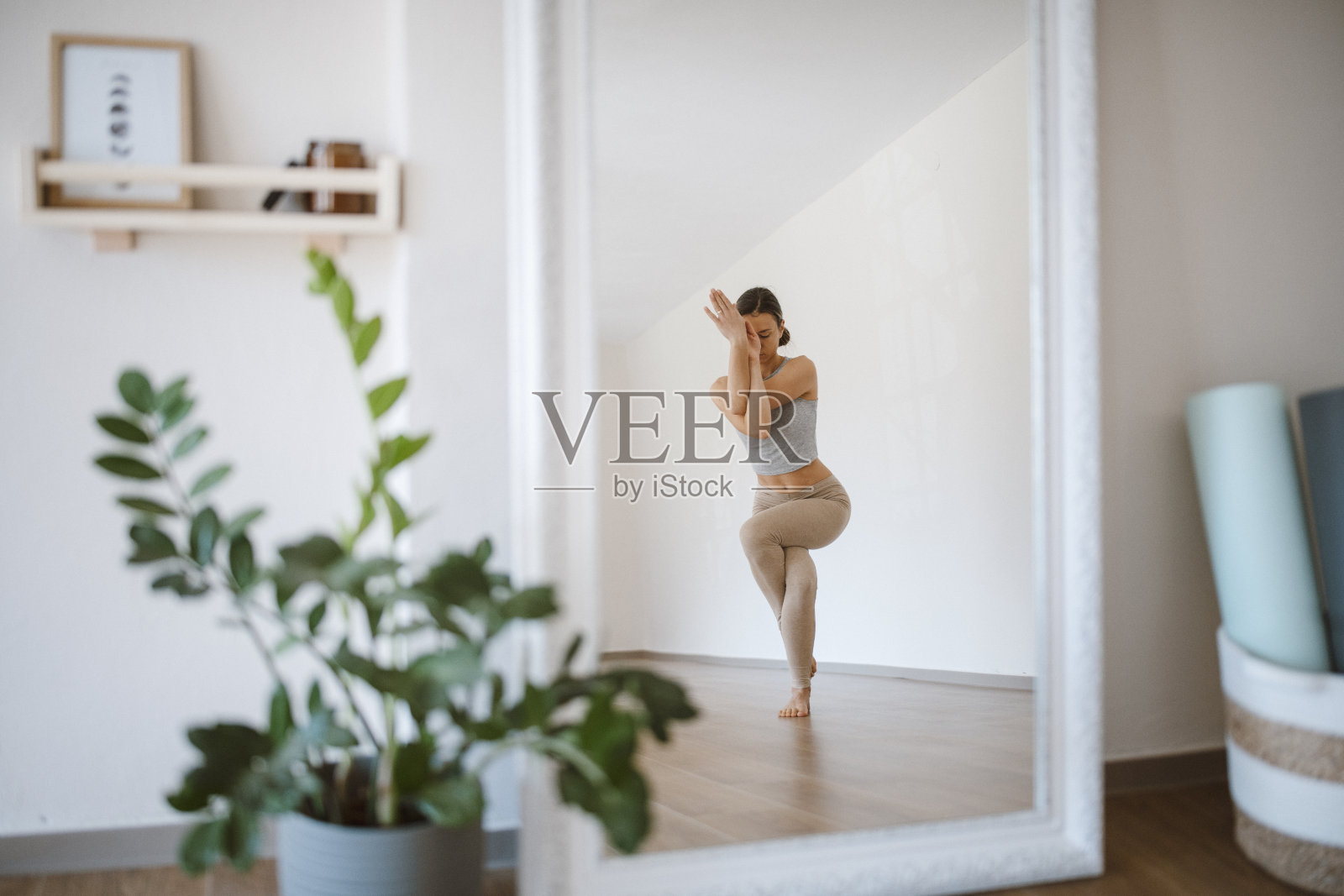 普拉提课前做伸展运动。照片摄影图片