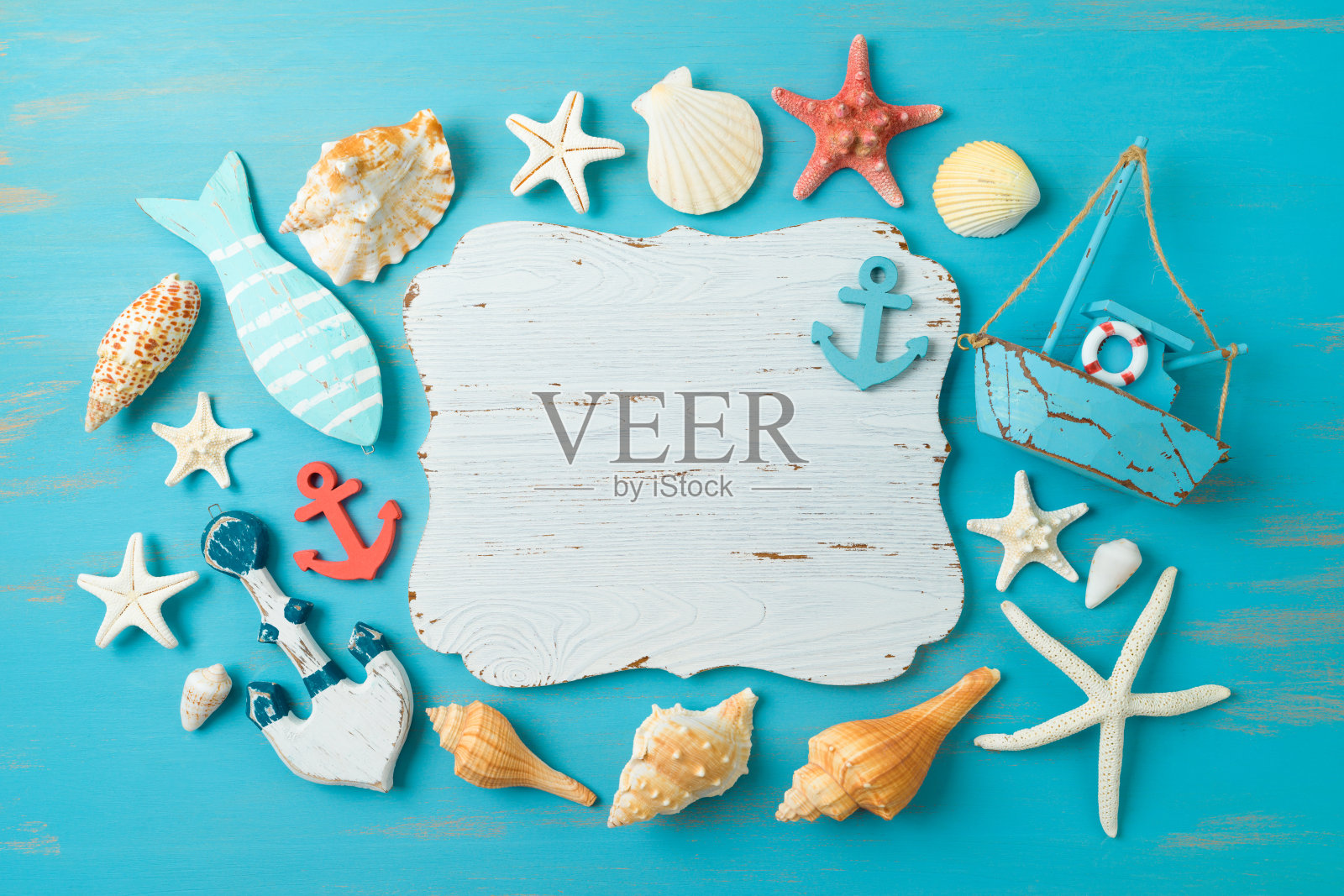 蓝色背景的空木板、帆船和航海装饰。夏季海滩度假概念。平铺,俯视图照片摄影图片