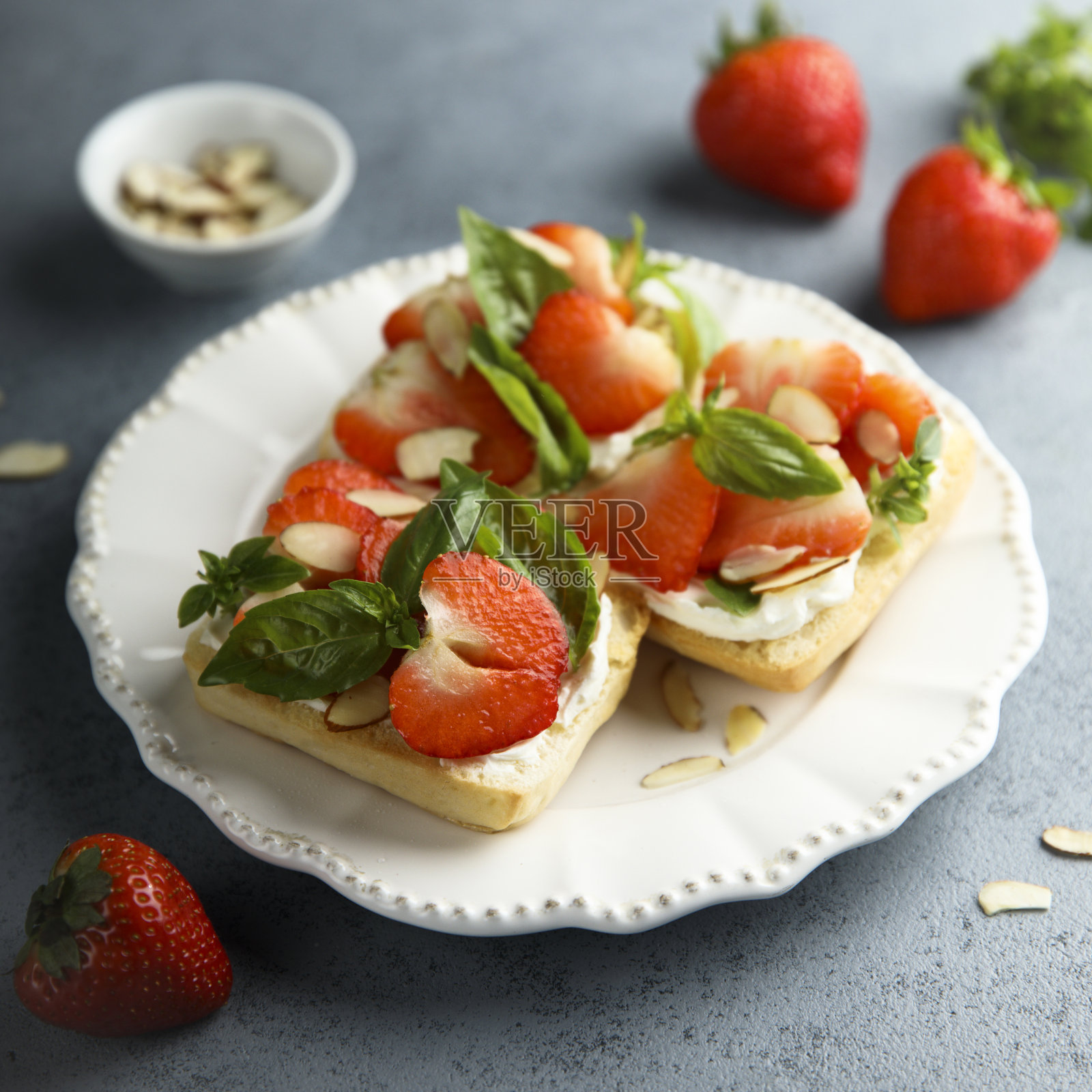 草莓crostini照片摄影图片