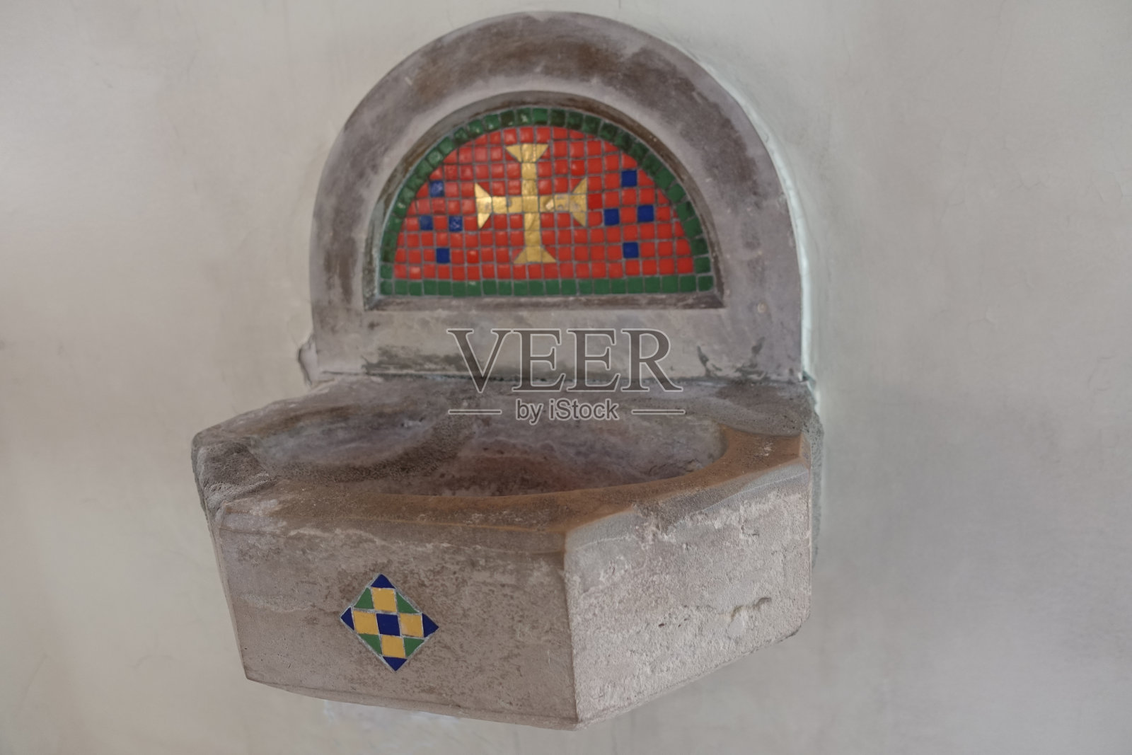 Stoup在教堂圣约瑟夫天主教堂在奥尔内苏布瓦在塞纳圣丹尼斯法国照片摄影图片