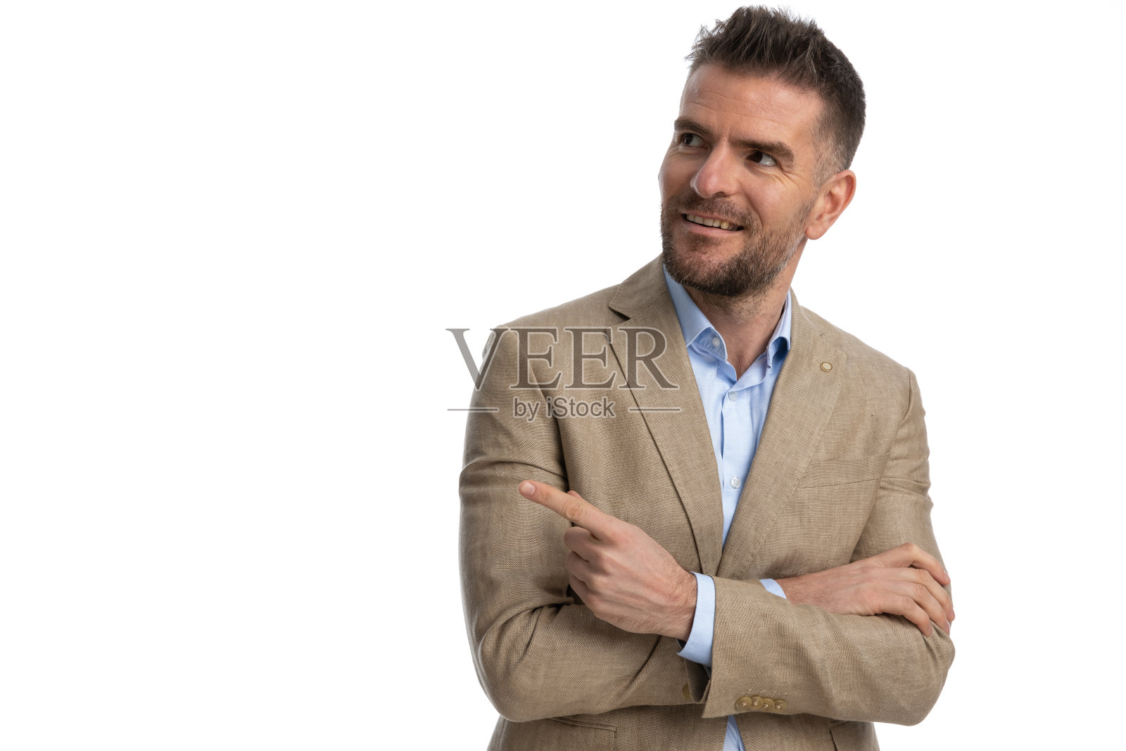 一个没刮胡子的商人用手指指着一边的肖像照片摄影图片