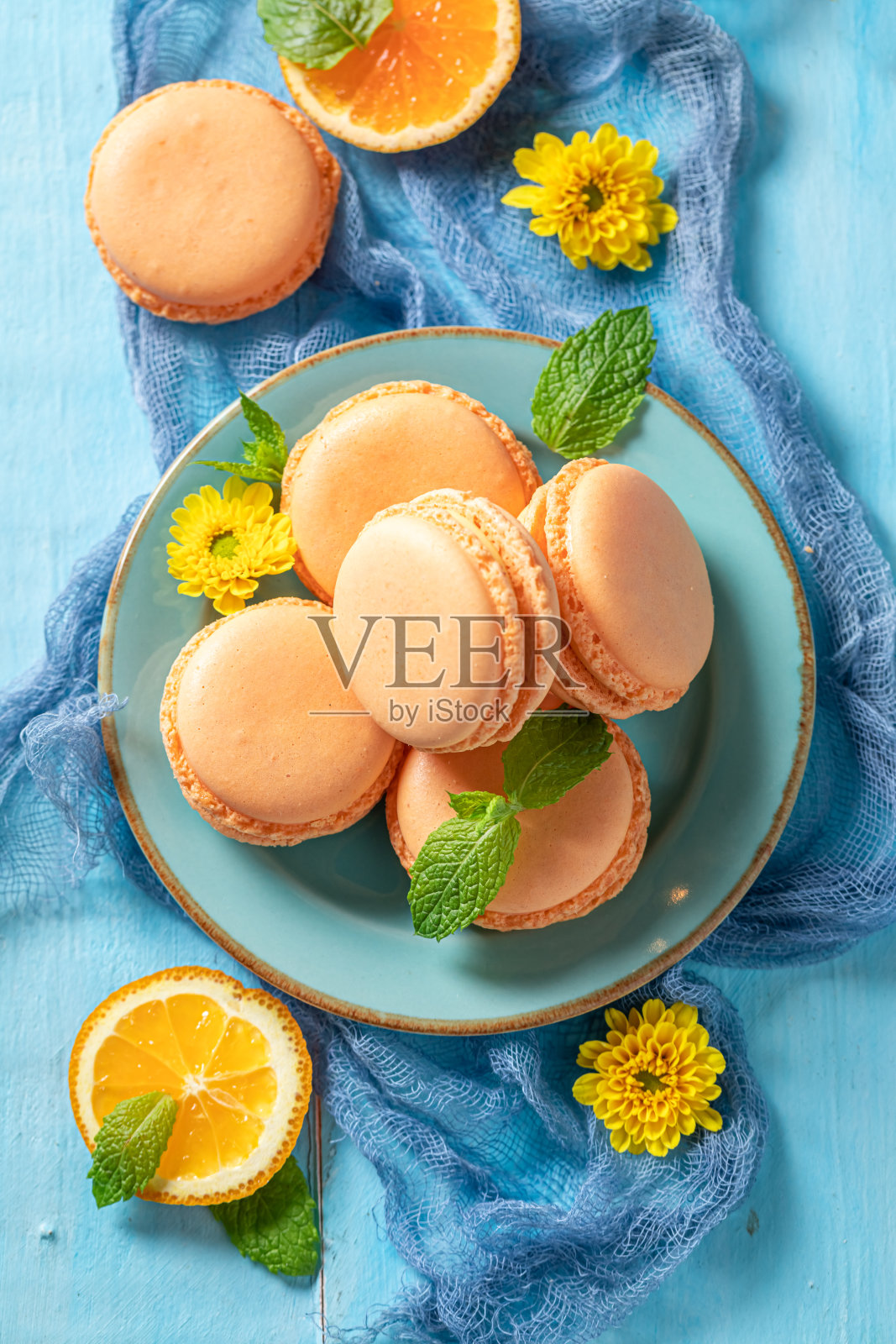 美味新鲜的橘色马卡龙,是春季的小吃。照片摄影图片