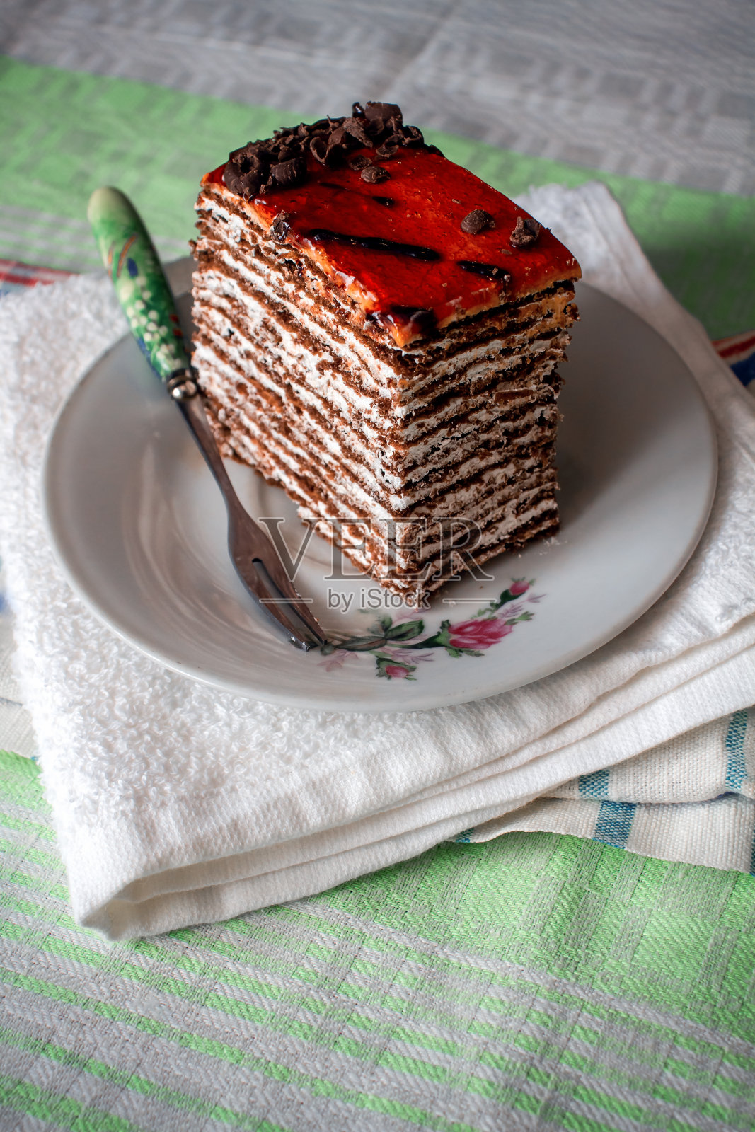 盘子里的一块蛋糕照片摄影图片