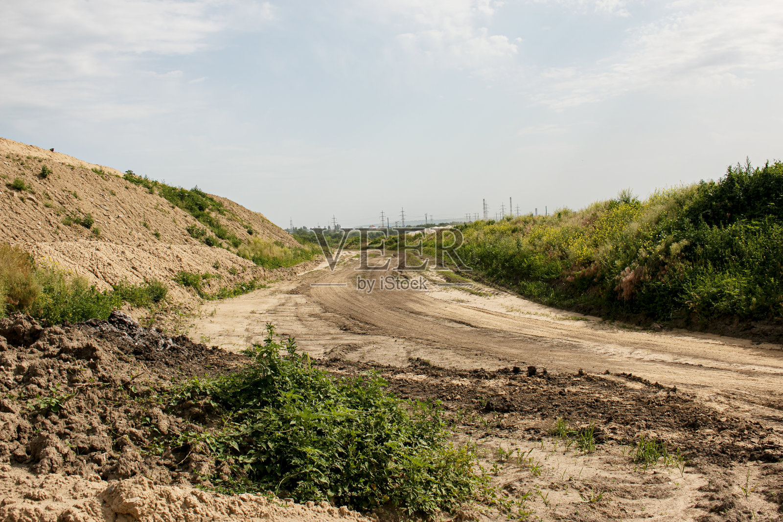 临时道路:在道路交叉路口施工时用粘土筑成的临时道路照片摄影图片