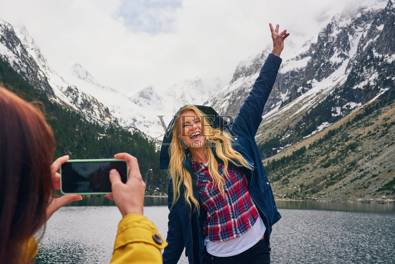 一个女孩在外面给她的朋友拍照照片摄影图片