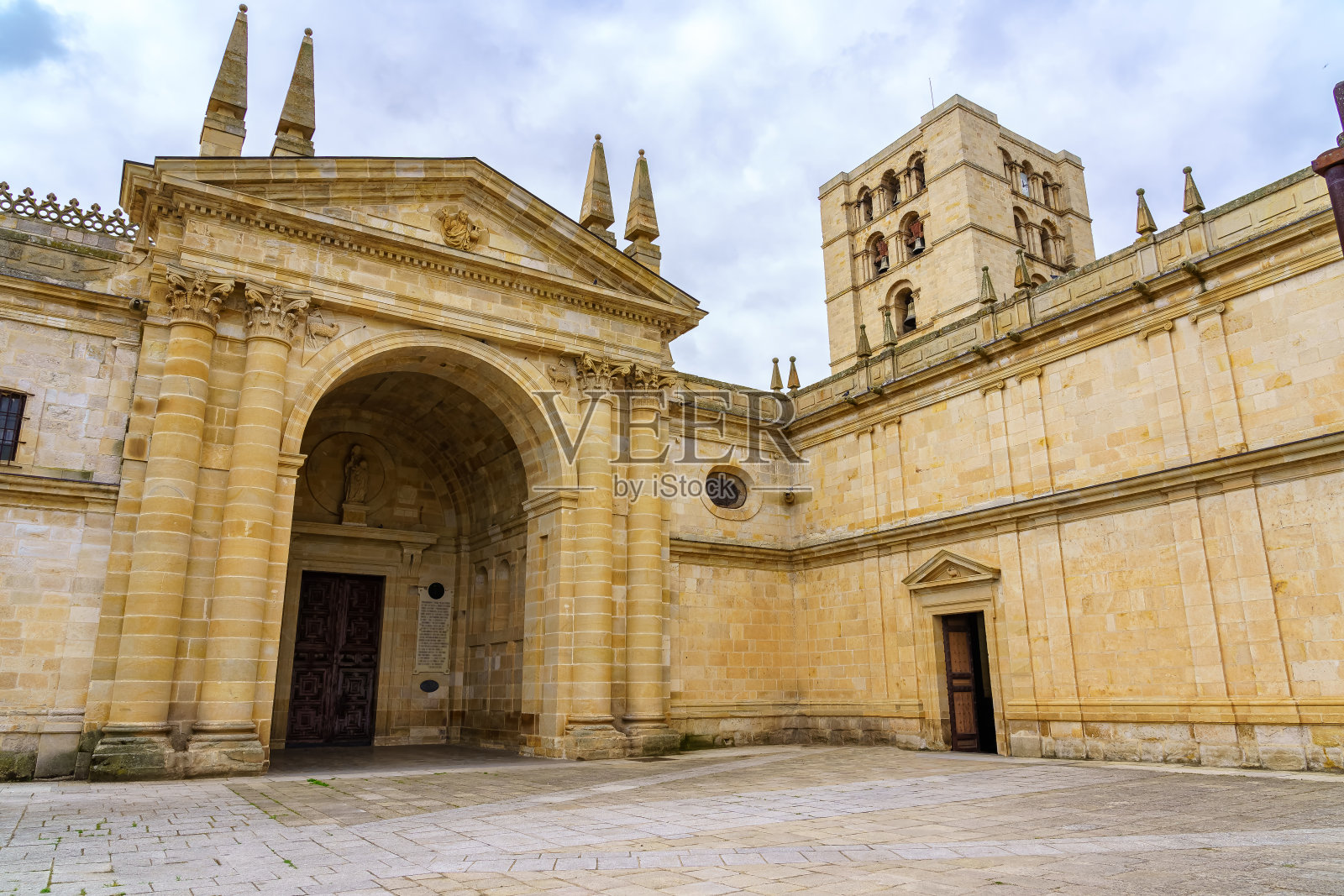 萨莫拉大教堂的入口,有高高的中世纪塔楼。照片摄影图片