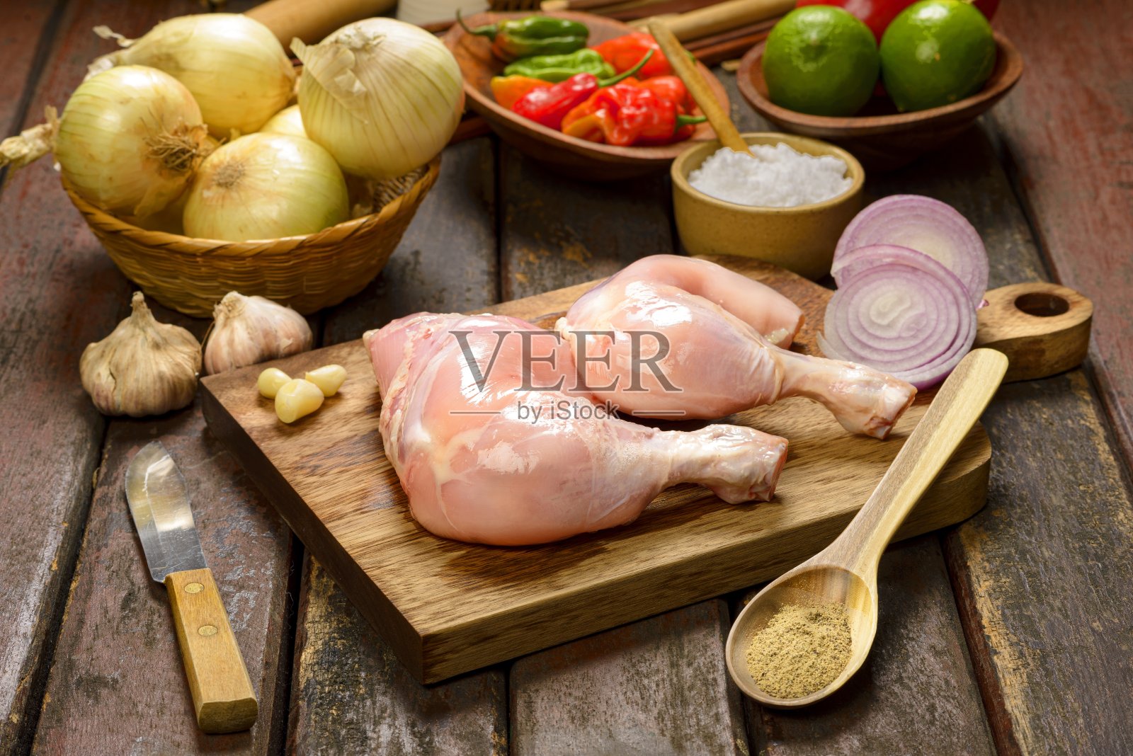 新鲜的生鸡大腿肉照片摄影图片