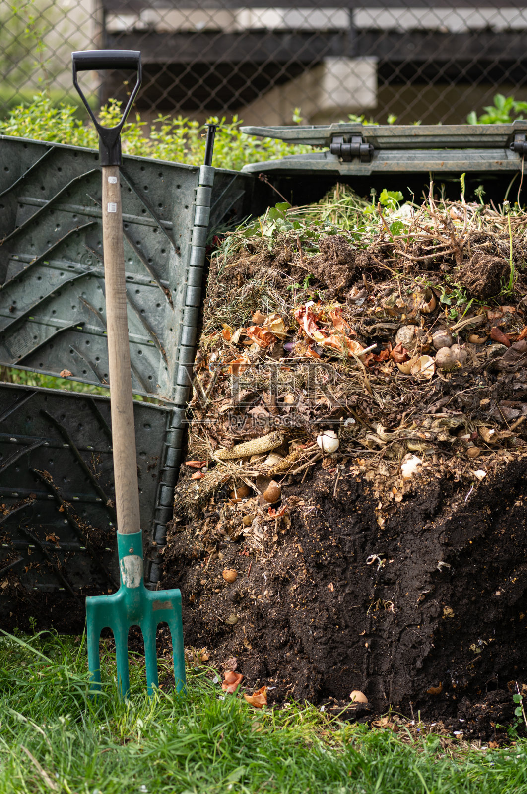 花园塑料堆肥箱中的腐烂堆肥层照片摄影图片