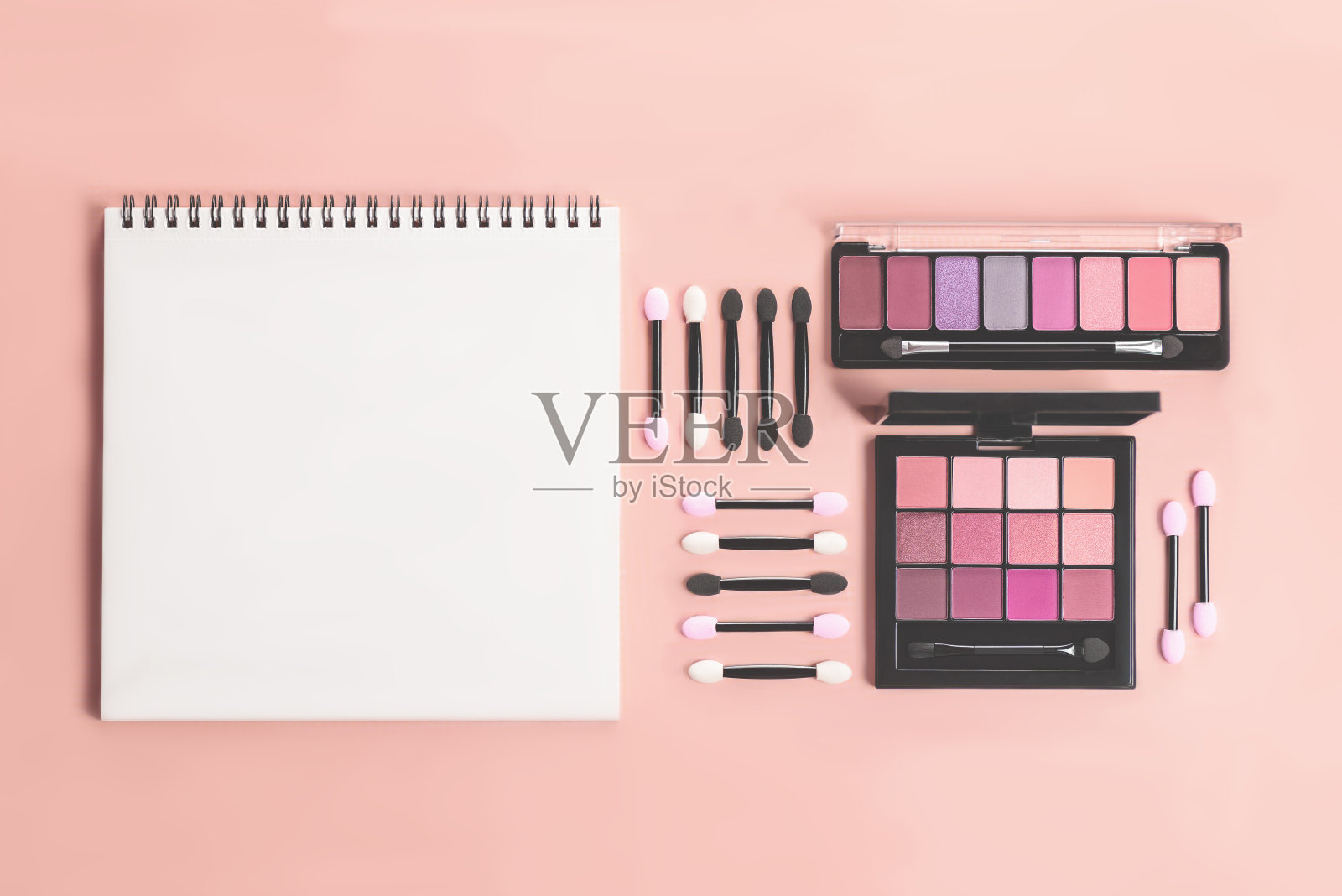 托盘阴影和应用程序与记事本上的红色背景。照片摄影图片