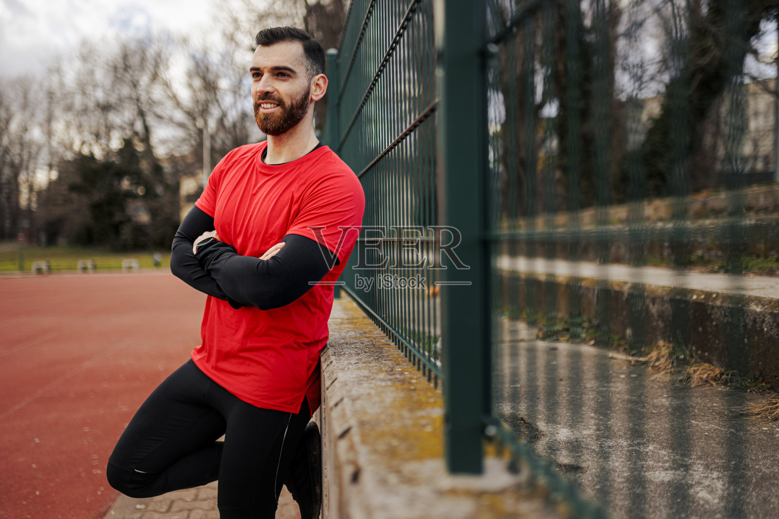 苗条男子在户外慢跑照片摄影图片