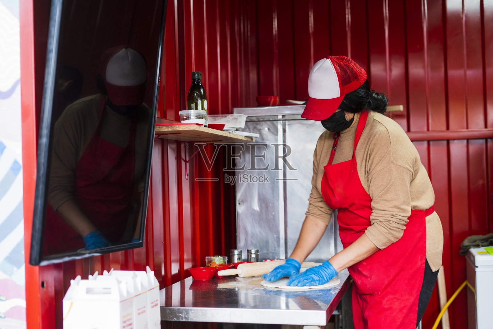 一家小披萨店的员工为顾客准备食物照片摄影图片