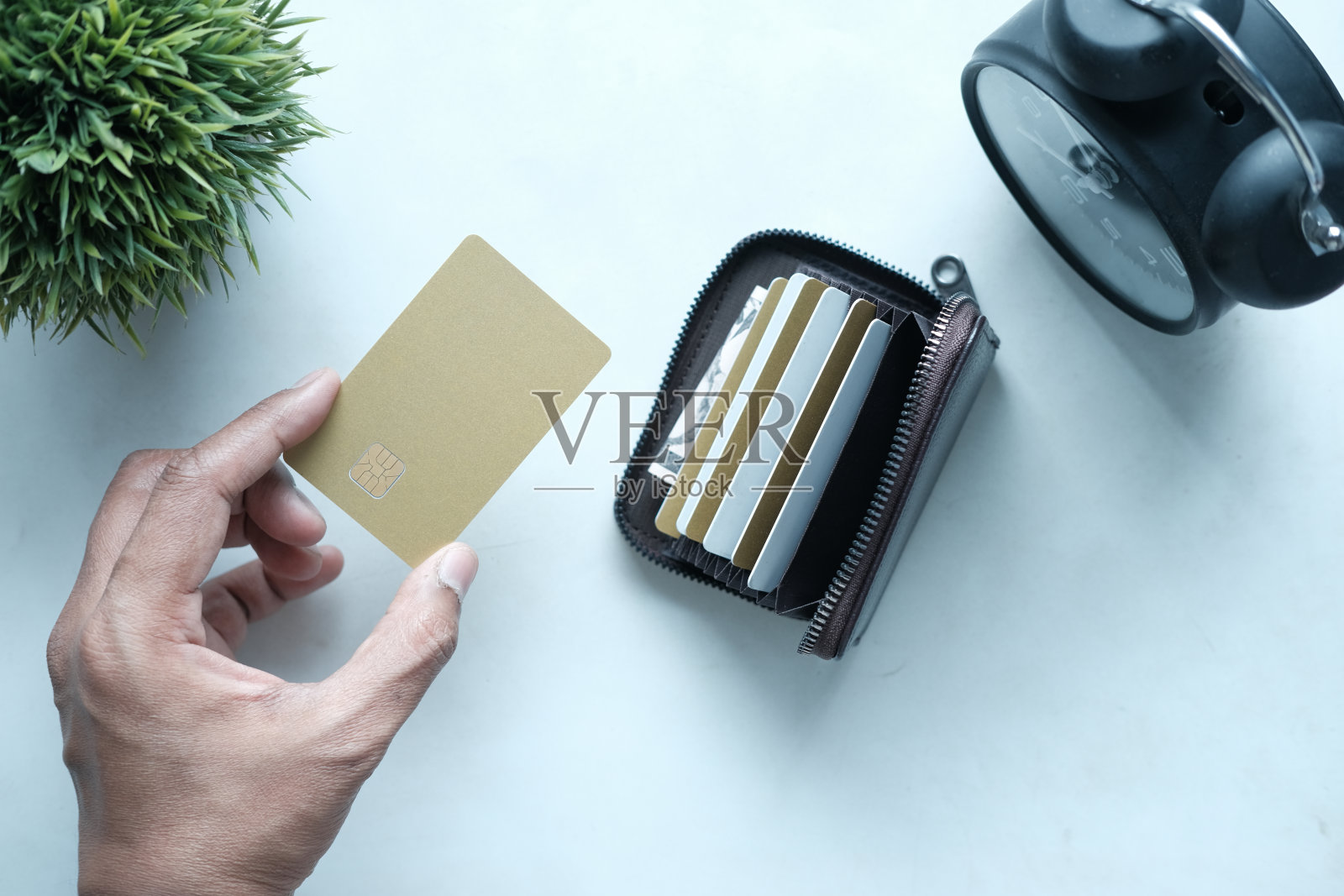 手握信用卡的人的特写照片摄影图片