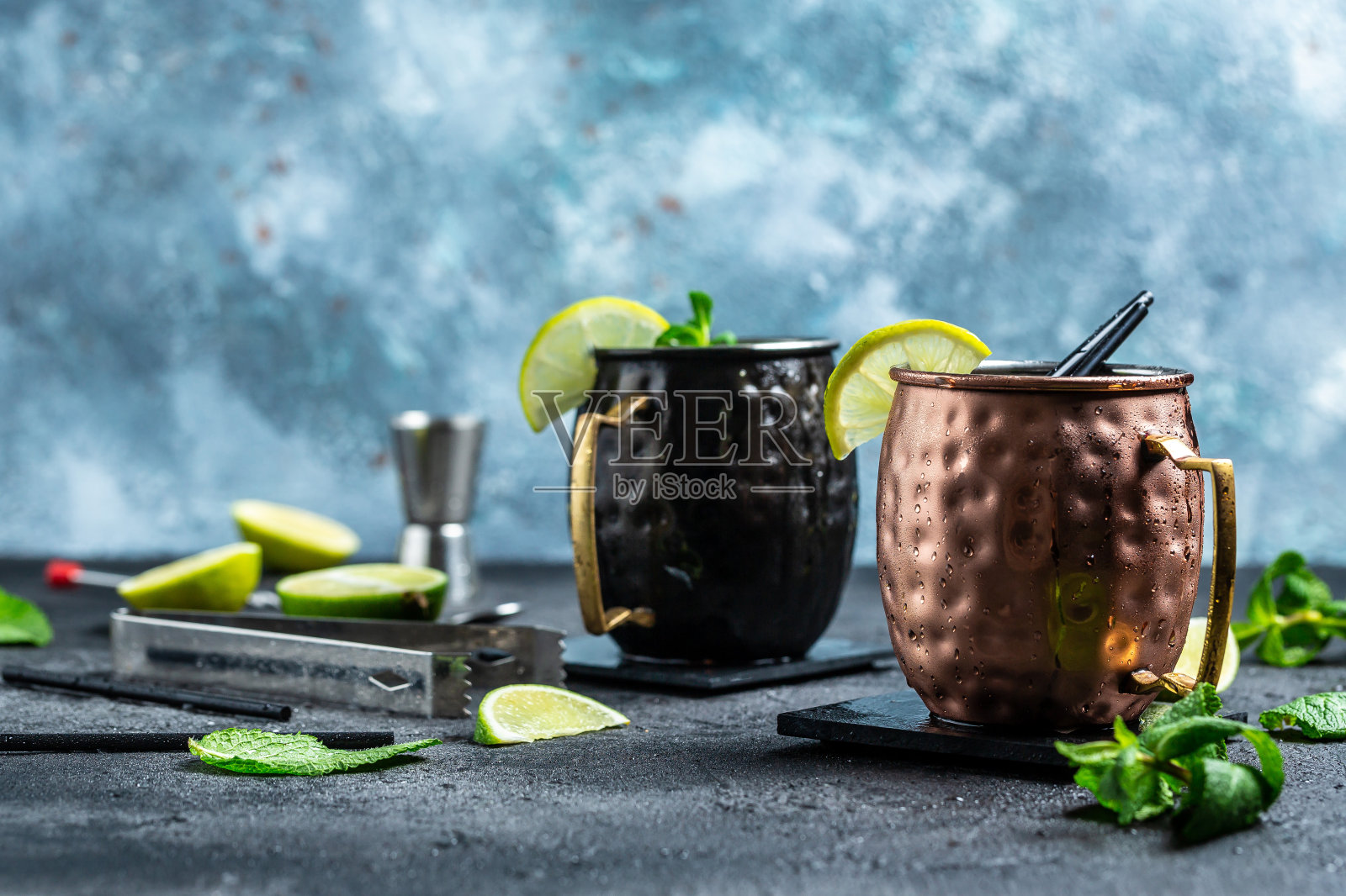 一杯莫斯科骡子鸡尾酒,加了姜汁啤酒、伏特加和青柠。横幅,菜单食谱文本的地方照片摄影图片