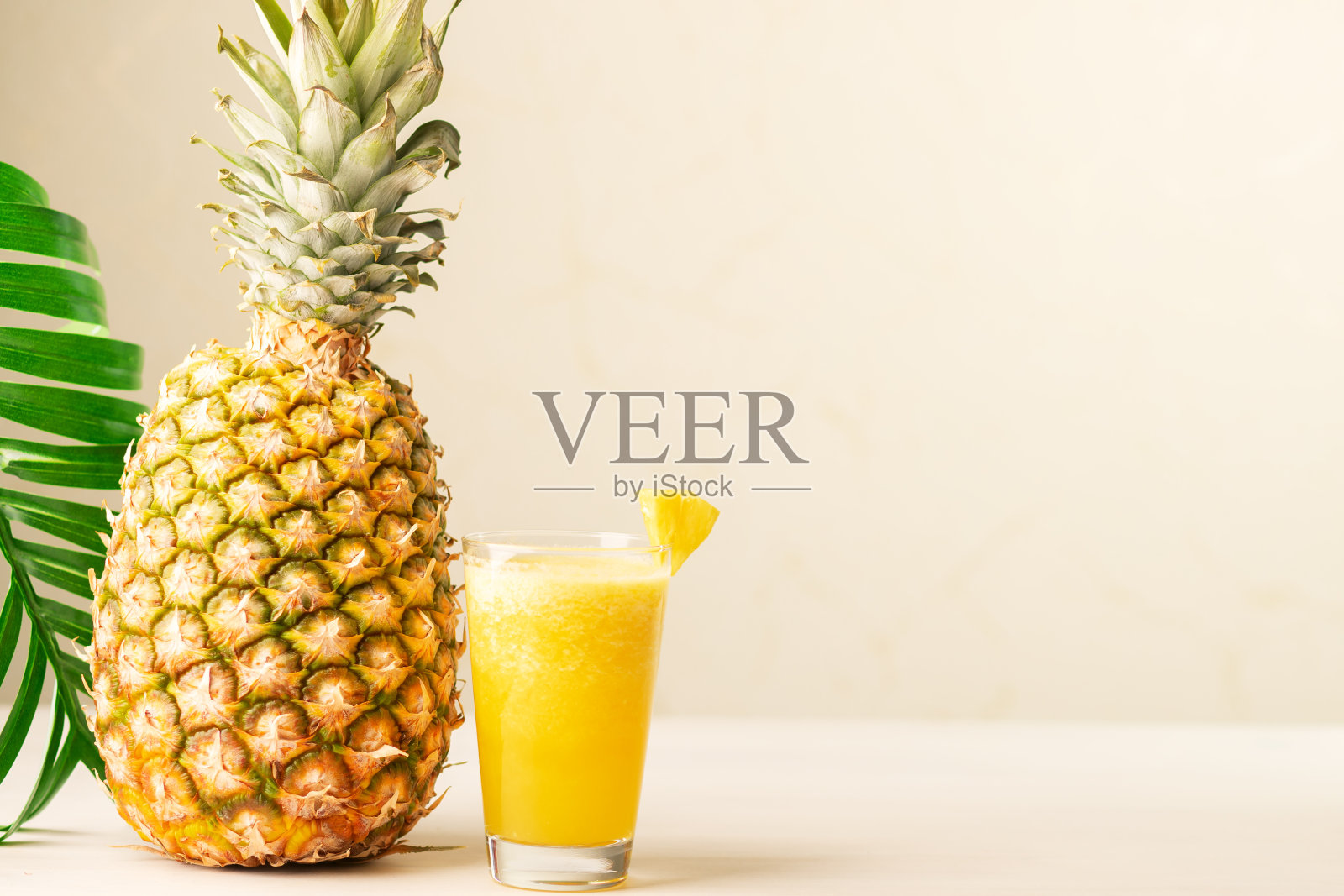 菠萝冰沙,新鲜菠萝夏季鸡尾酒,热带水果,沙滩酒吧照片摄影图片