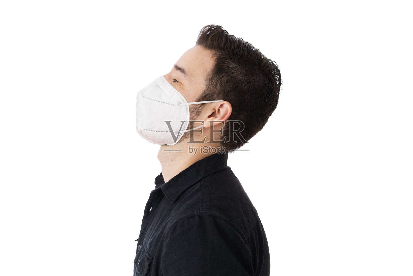 带着面具的年轻人抬头看的侧视图照片摄影图片