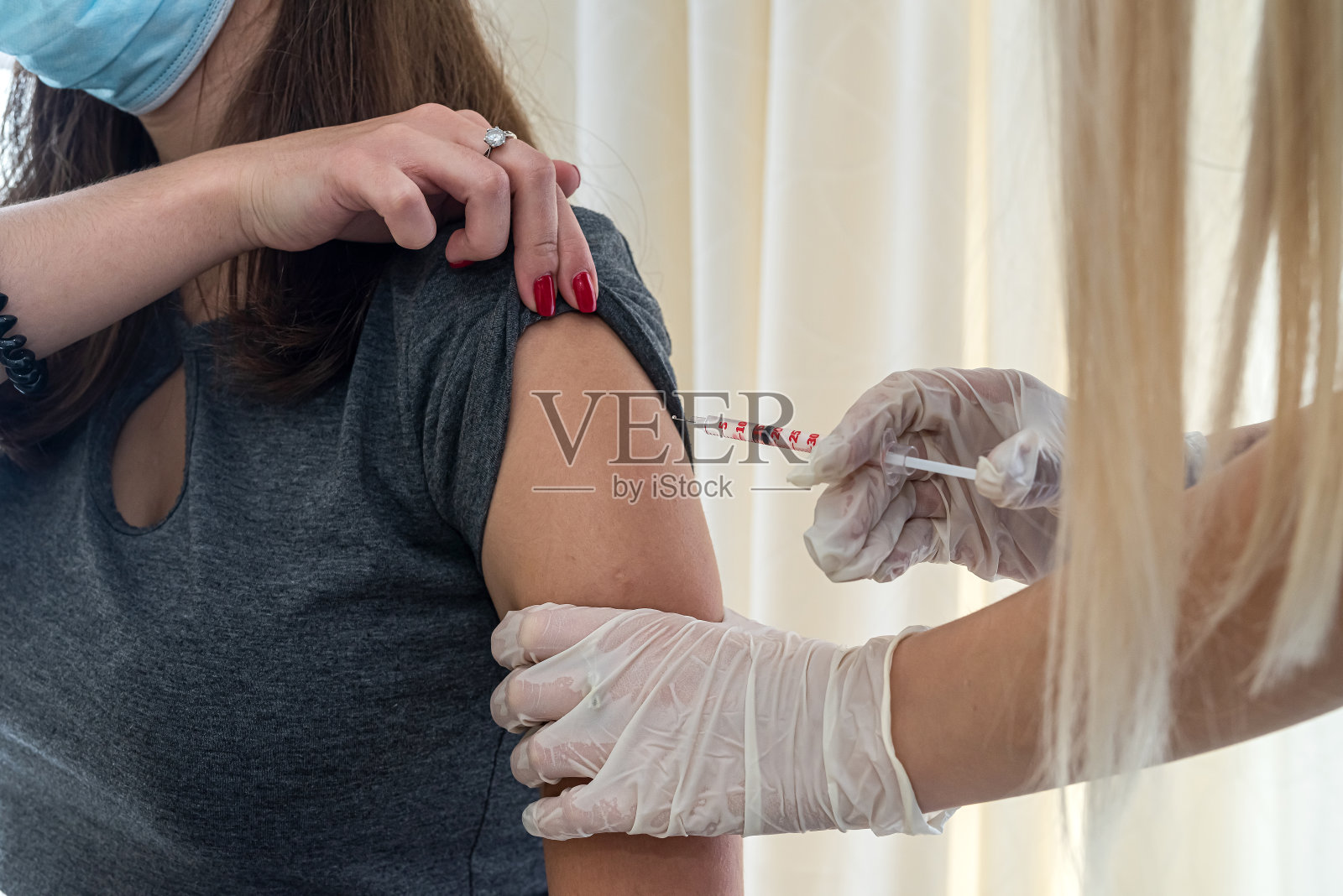 戴着白手套的护士要给病人打针照片摄影图片