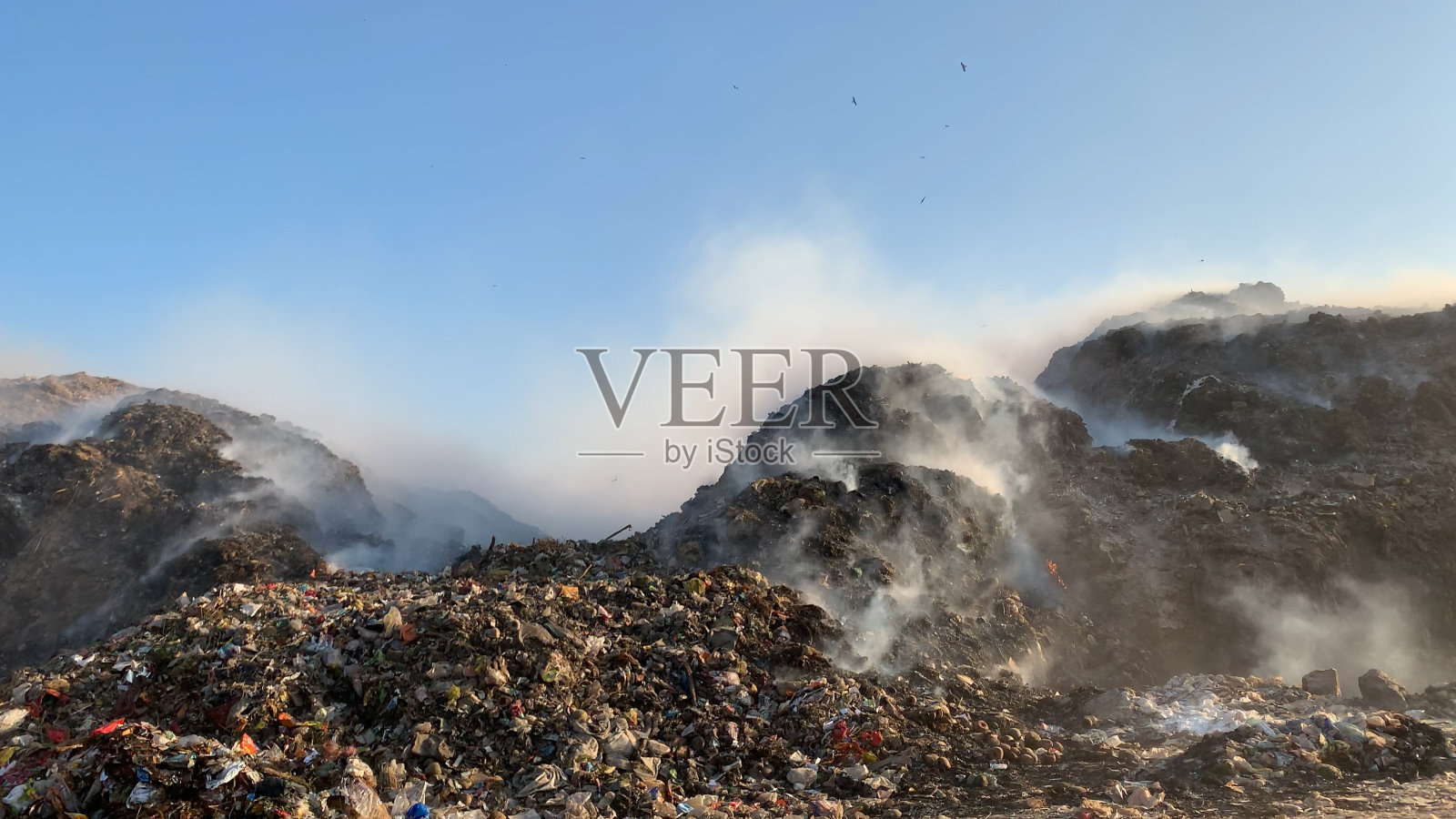 在垃圾场或填埋地焚烧垃圾,对环境产生有毒烟雾,污染空气照片摄影图片