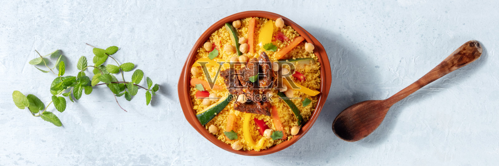 肉和蔬菜蒸粗麦粉全景。传统的摩洛哥菜照片摄影图片