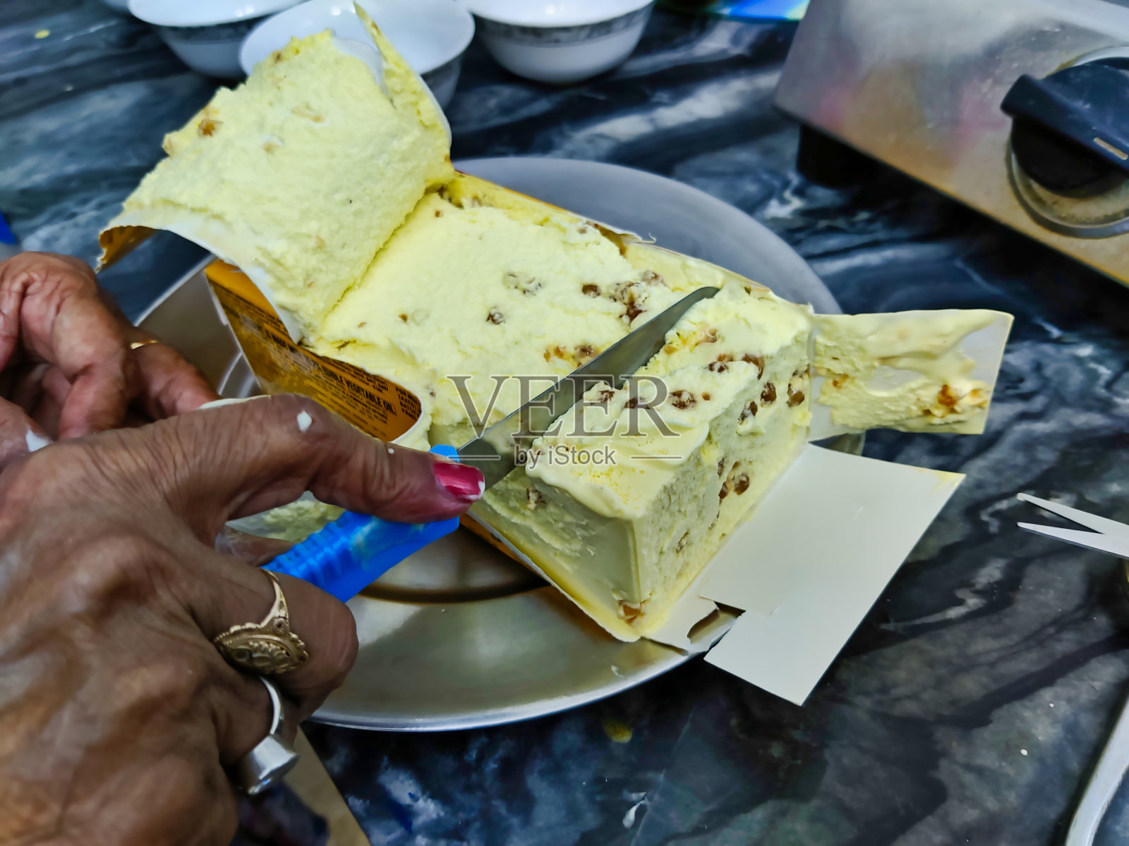 用刀把冰淇淋切成薄片的画面照片摄影图片