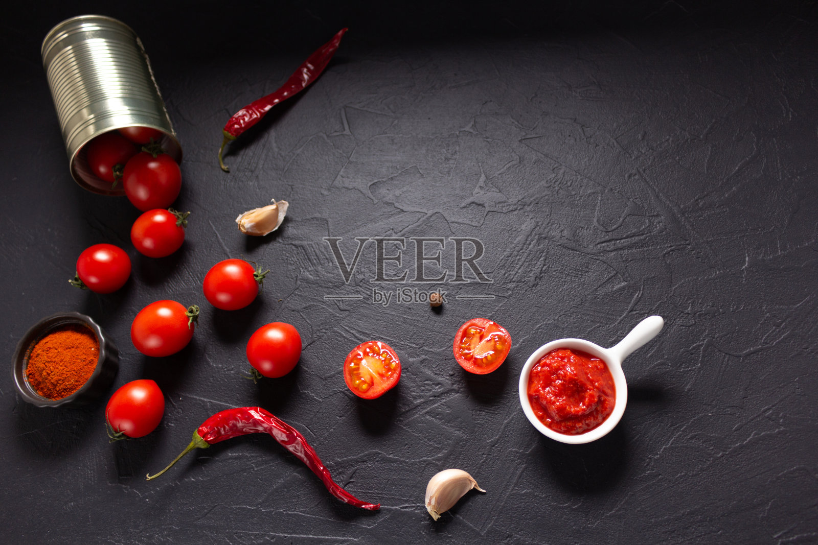 餐桌上自制番茄酱的辣椒和番茄酱成分。辣椒和食物照片摄影图片