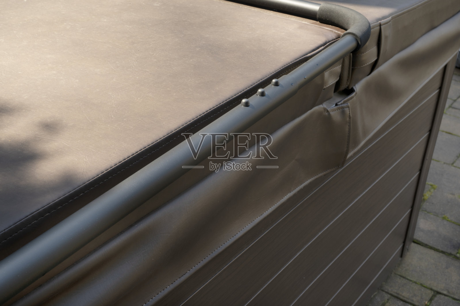 热浴盆盖近距离观察。一个放松的地方。在新鲜空气中做SPA。照片摄影图片