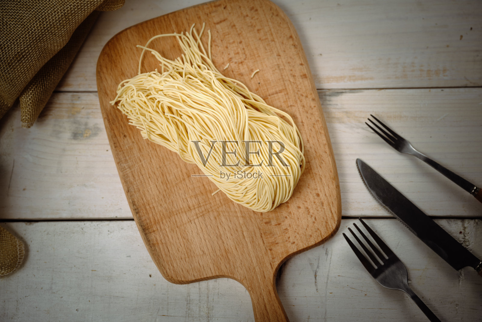 面板上的面条照片摄影图片
