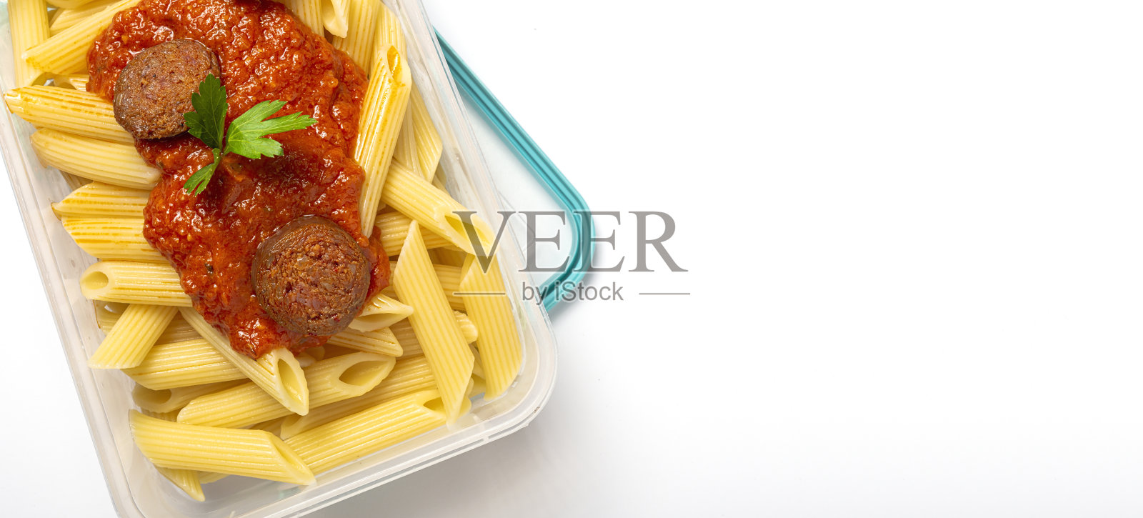 通心粉配番茄酱,西班牙香肠和奶酪装在塑料容器里照片摄影图片