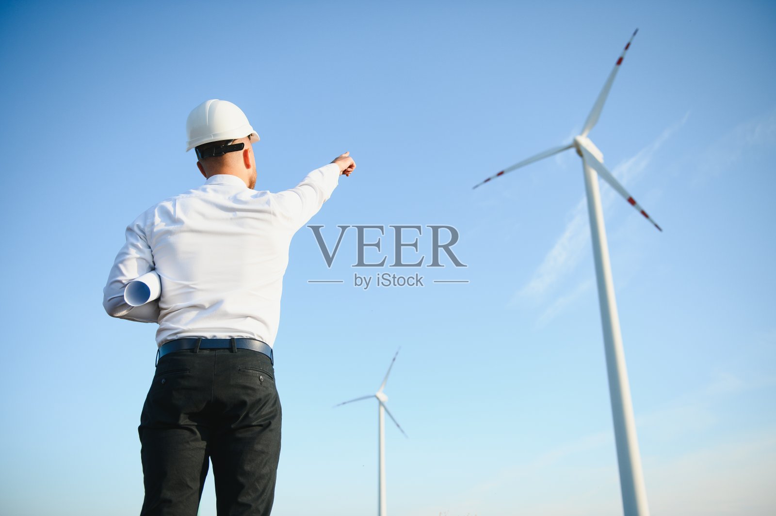 商人工程学站在英俊的涡轮前微笑着看向别处照片摄影图片