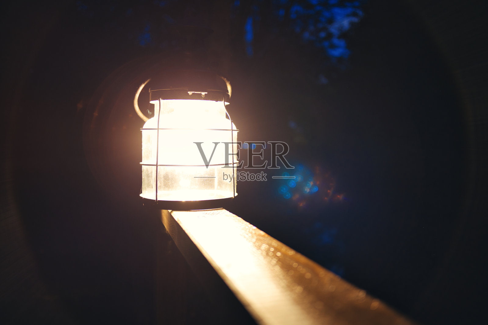 木板上的旧灯笼照片摄影图片