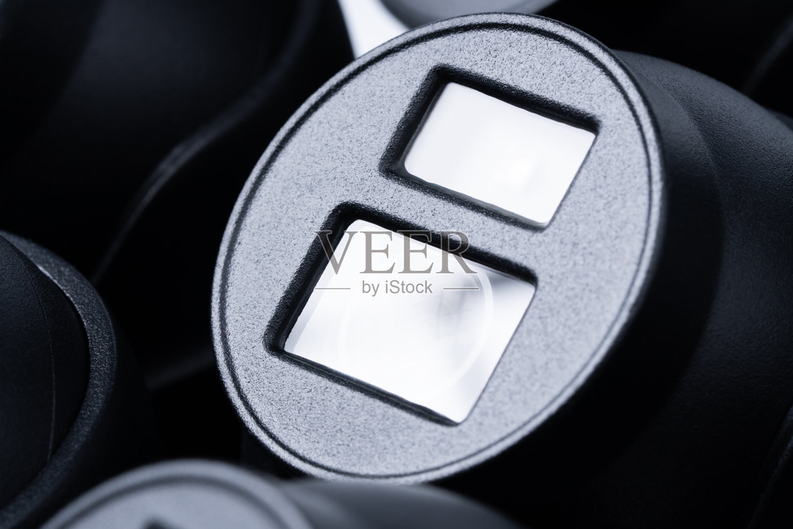 家里和办公室的黑穹顶监控摄像头。照片摄影图片