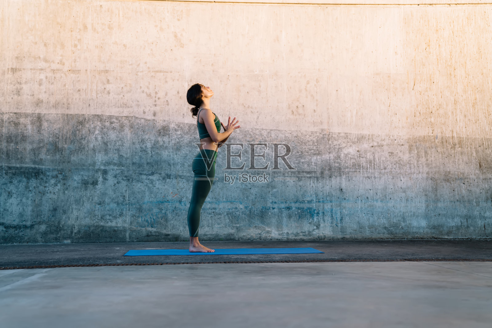 年轻的黑发做祈祷手瑜伽姿势照片摄影图片